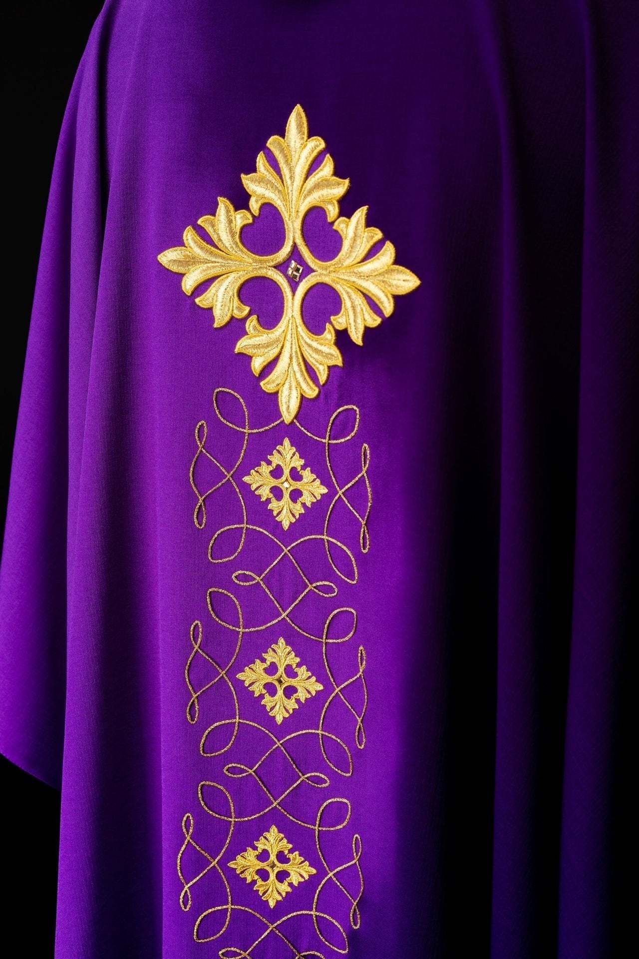 Violettes Messgewand, reich bestickt mit Schnüren und Steinen - MESSGEWANDER.DE