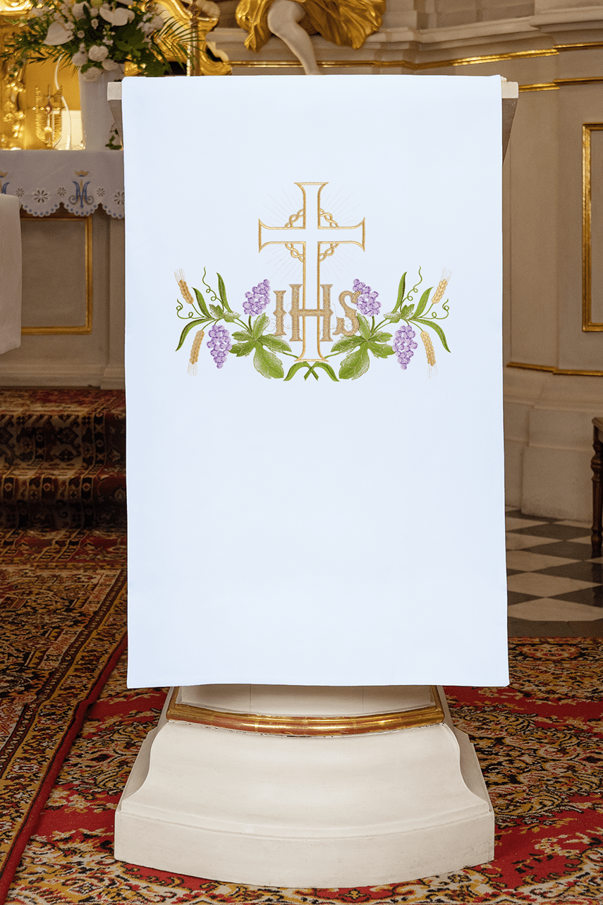 Weiß bestickte Rednerpult-Serviette mit IHS-Motiv und Kreuz - MESSGEWANDER.DE