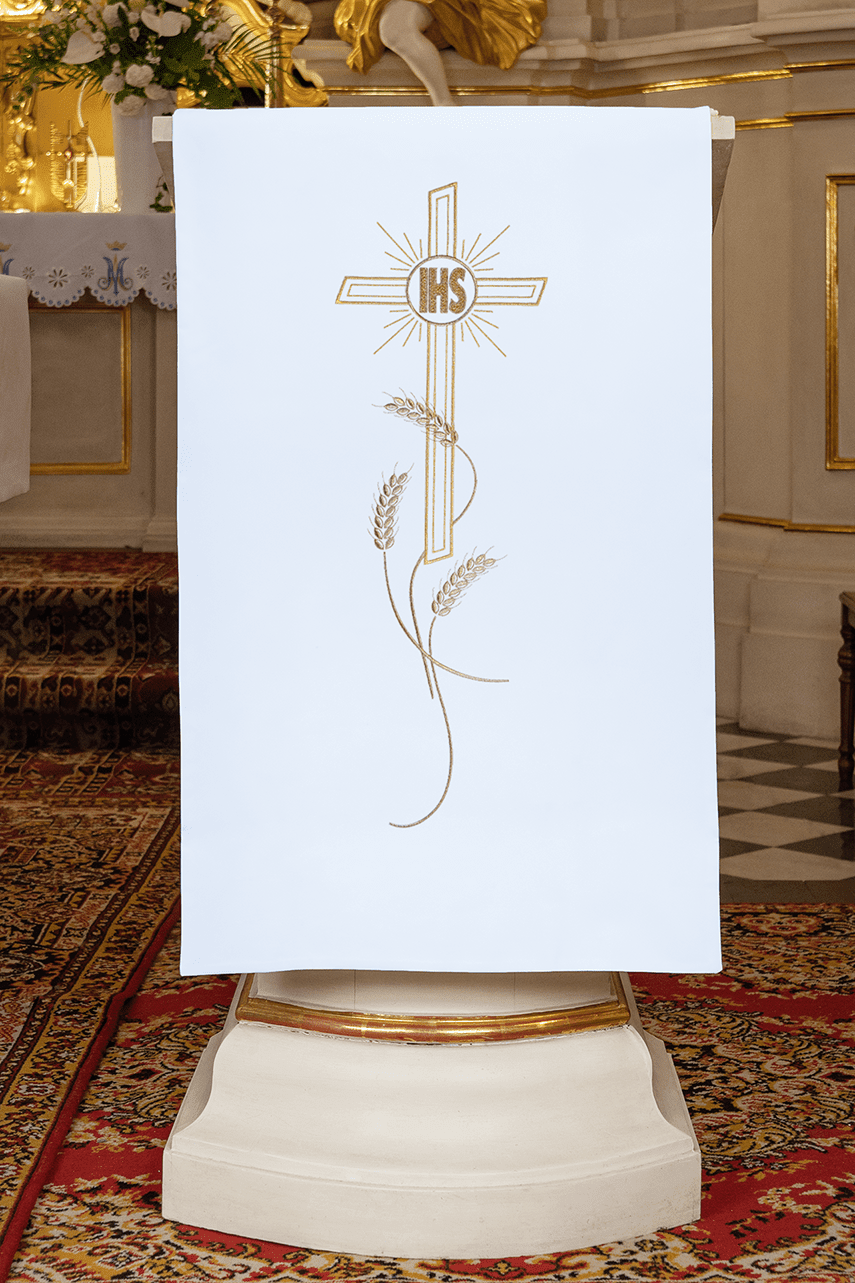 Weiß bestickte Rednerpult-Serviette mit Kreuz und IHS-Motiv - MESSGEWANDER.DE