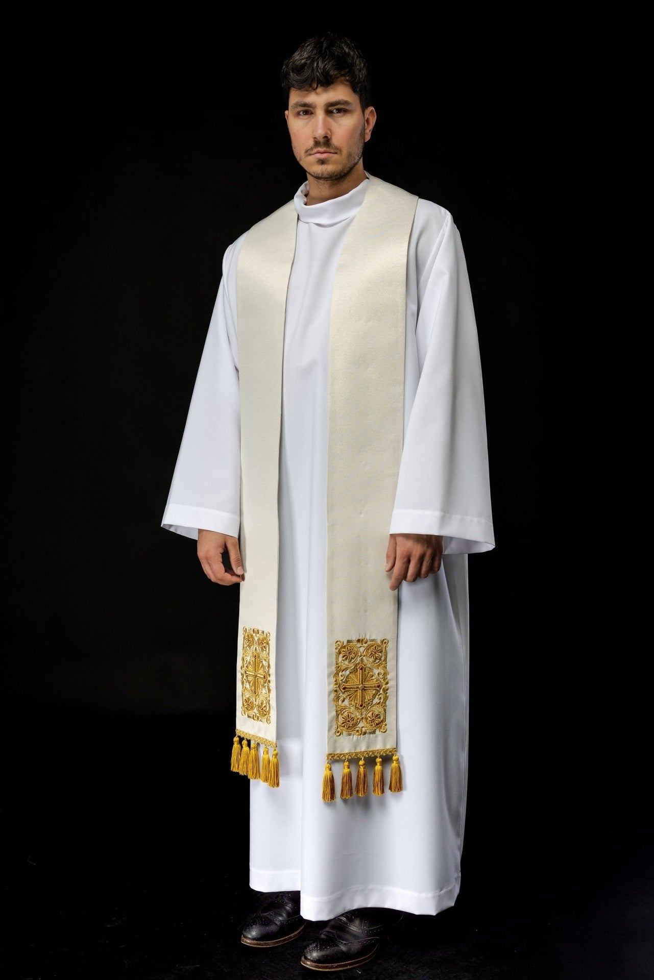 Weiße, mit Steinen bestickte Priesterstola - MESSGEWANDER.DE
