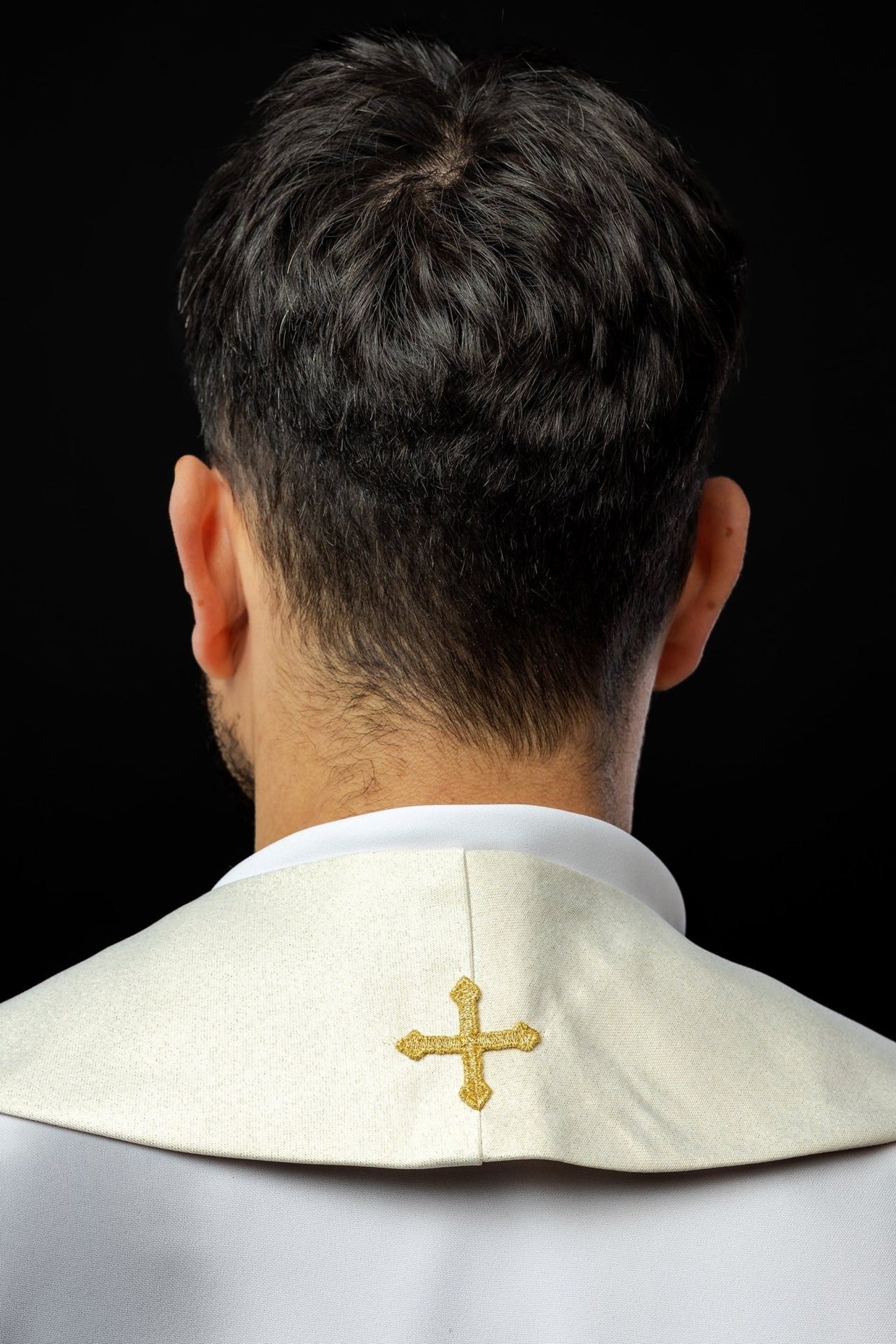 Weiße, mit Steinen bestickte Priesterstola - MESSGEWANDER.DE