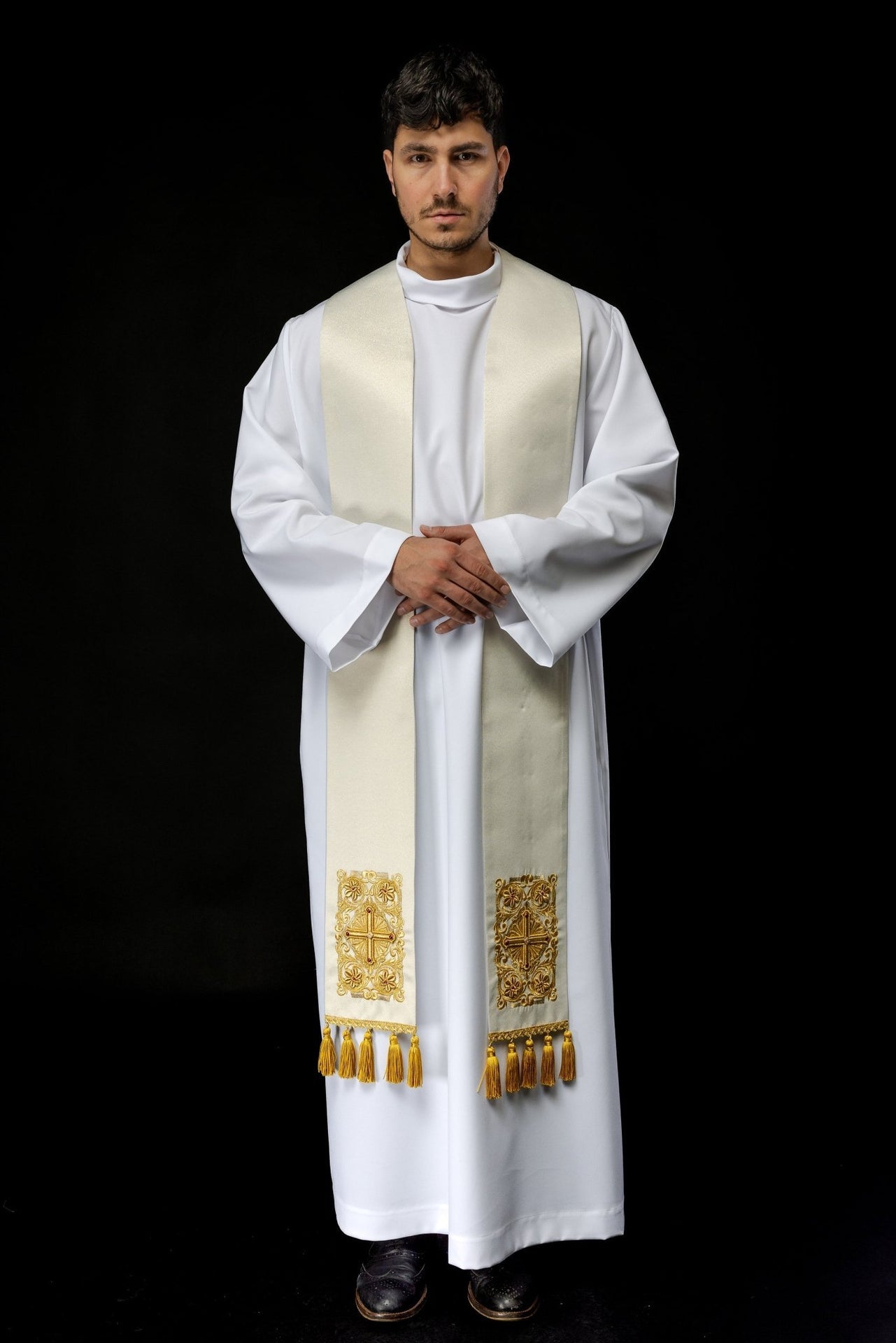 Weiße, mit Steinen bestickte Priesterstola - MESSGEWANDER.DE