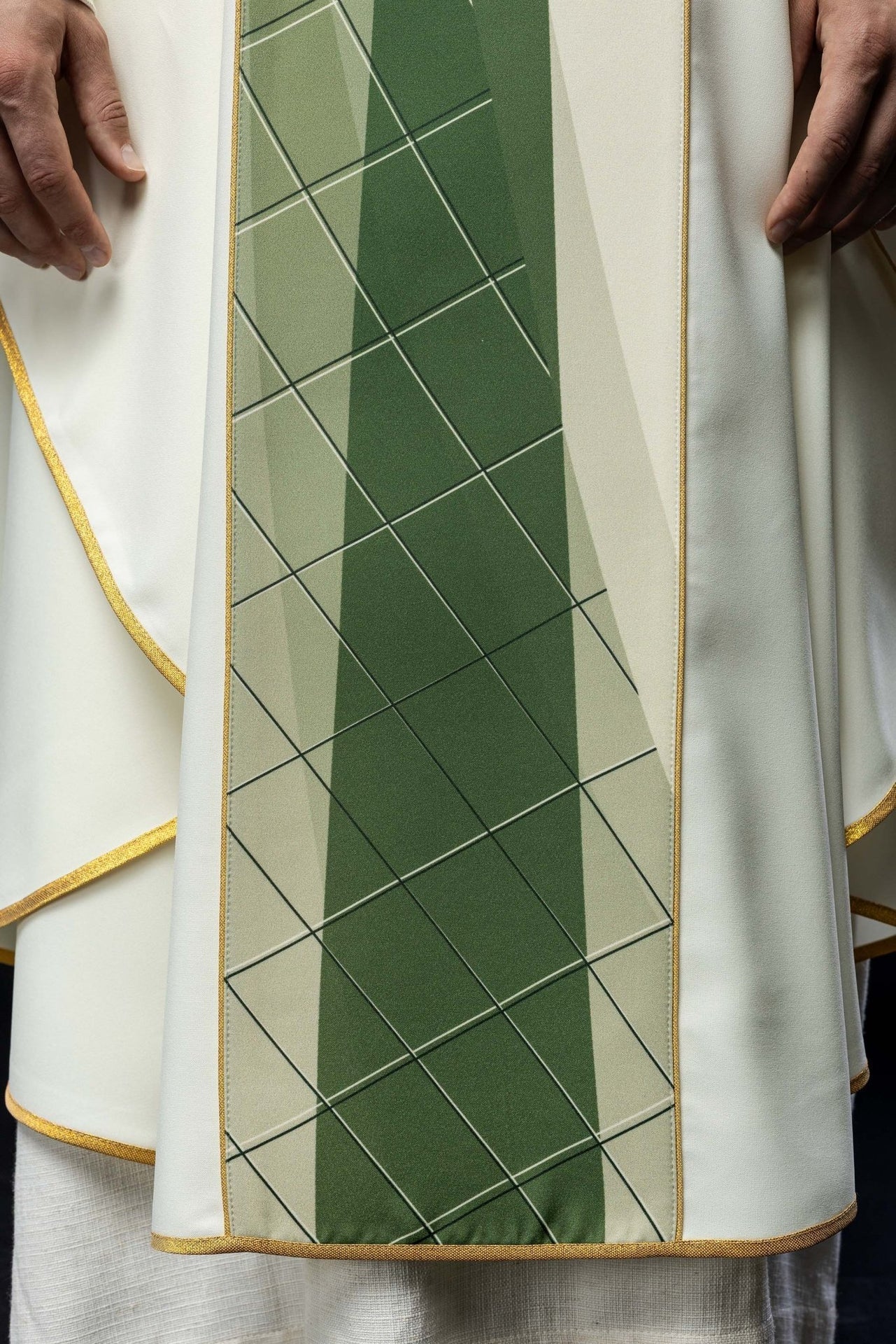 Weißes Messgewand mit gesticktem Kreuz und Fischmuster - MESSGEWANDER.DE