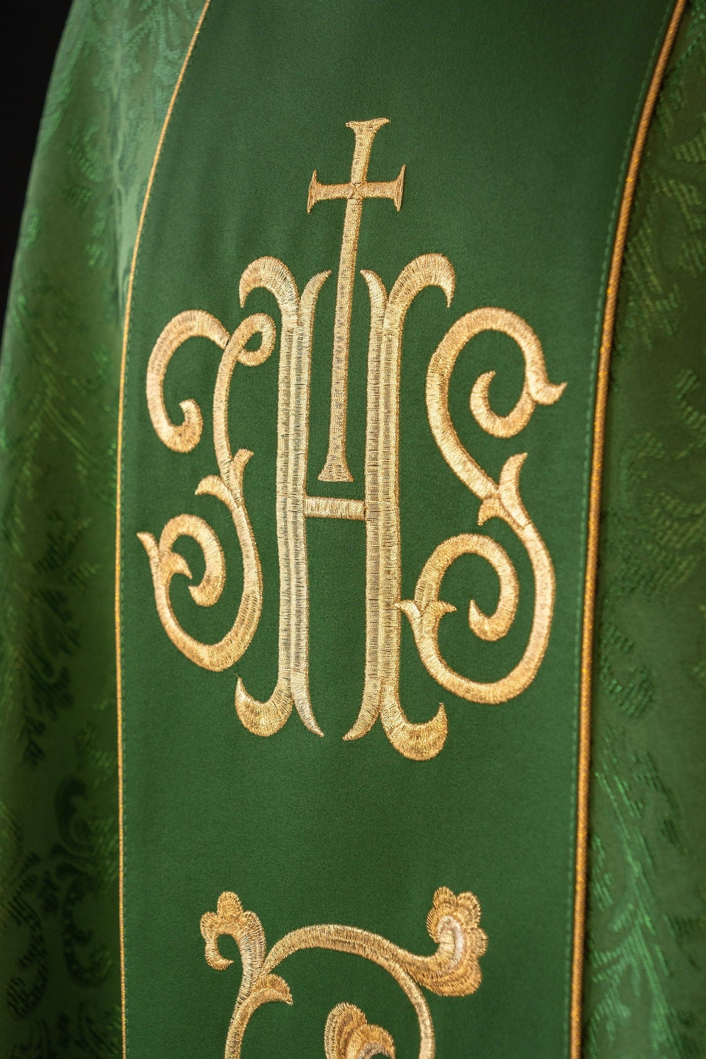 Zielony Ornat liturgiczny z bogato zdobionym pasem IHS - ORNATY.PL