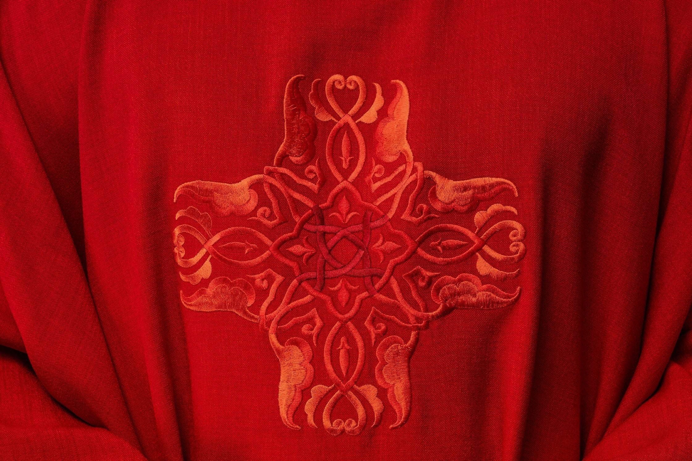 Die korrekte liturgische Kleidung des Priesters – was sagt die Anweisung? - MESSGEWANDER.DE