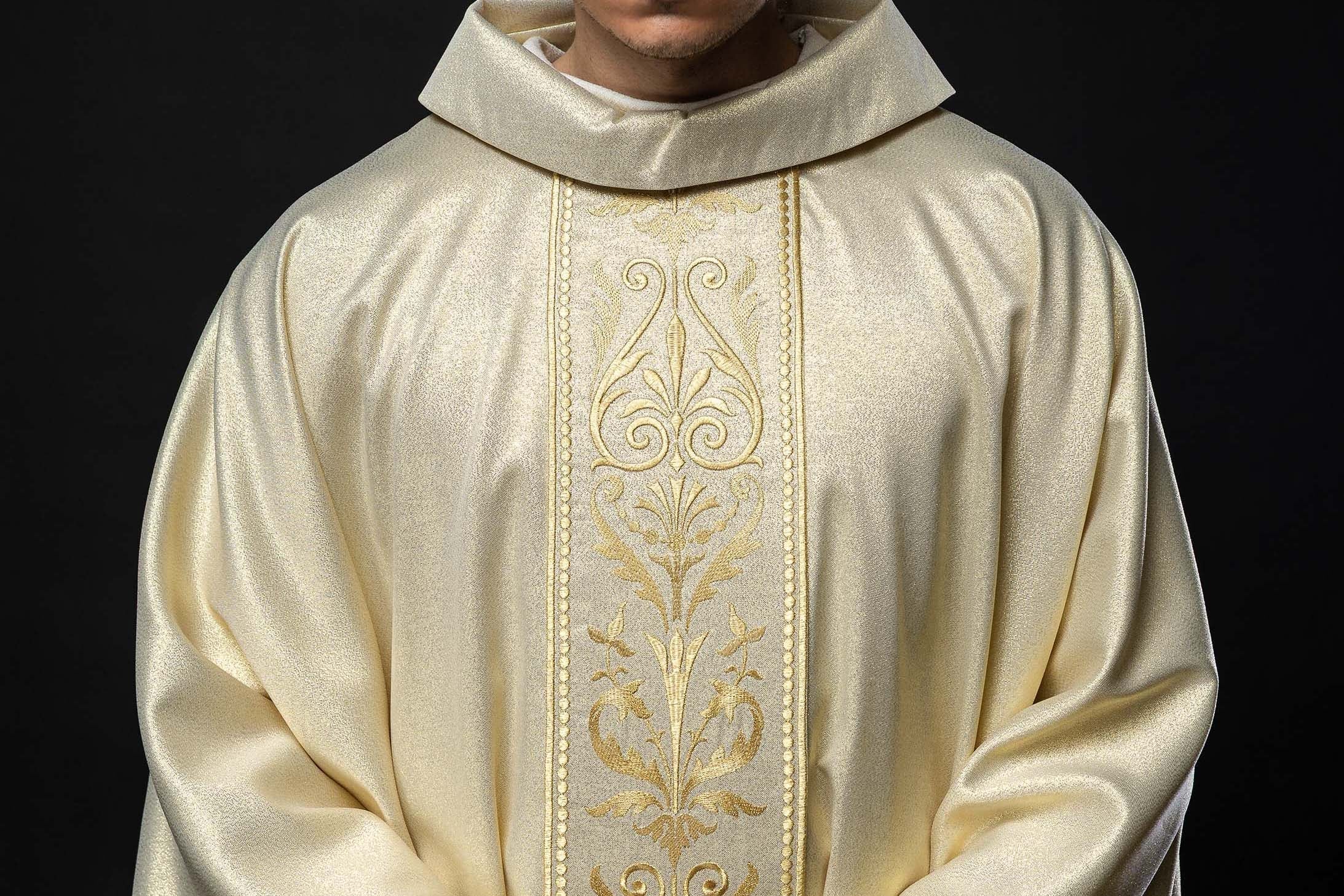 Welche Messgewänder für das Christkönigfest? Ein Leitfaden zu liturgischer Eleganz und Symbolik - MESSGEWANDER.DE