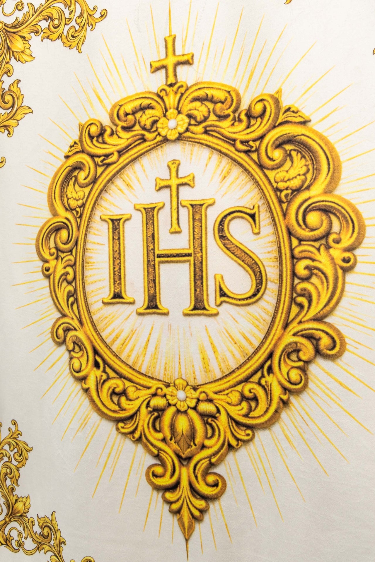 Doppelseitig bedruckte liturgische Fahne mit dem Heiligsten Herzen Jesu und dem IHS-Christogramm