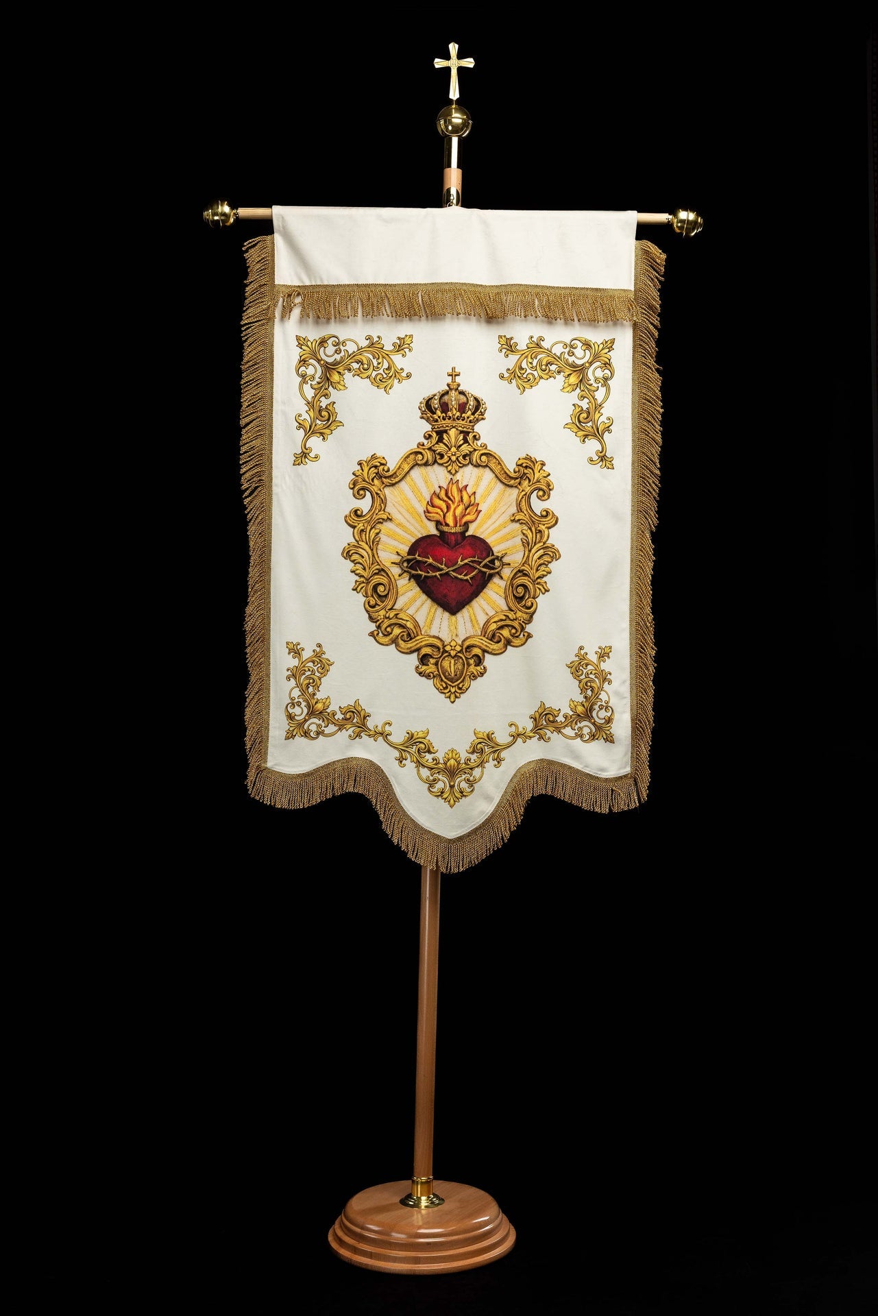 Doppelseitig bedruckte liturgische Fahne mit dem Heiligsten Herzen Jesu und dem IHS-Christogramm