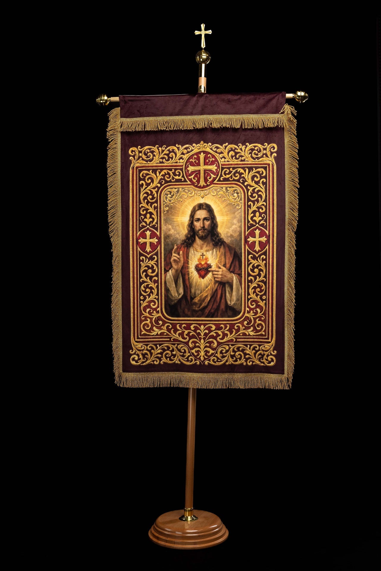 Doppelseitig bedruckte liturgische Fahne mit dem Heiligsten Herzen Jesu und dem IHS-Kelch