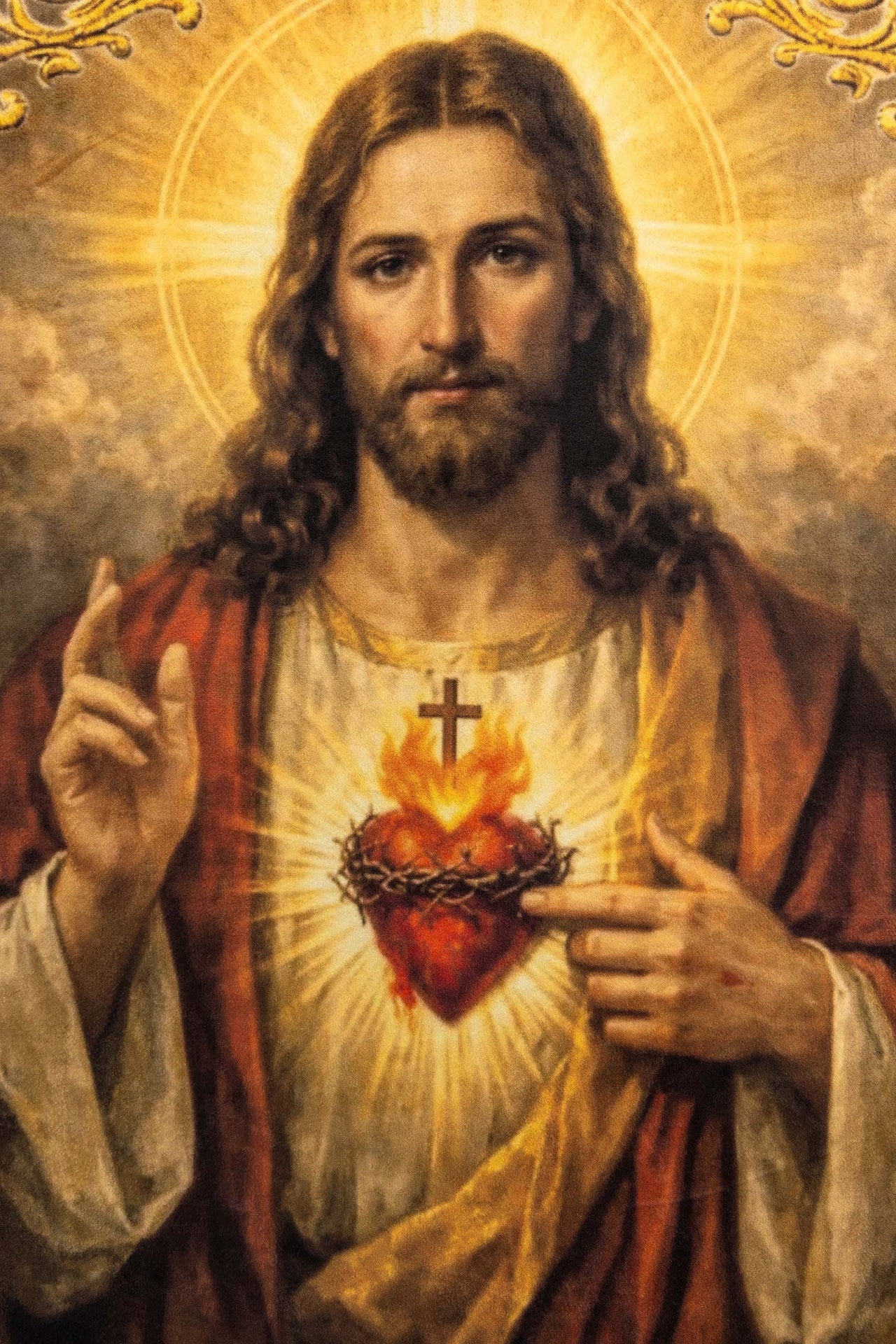 Doppelseitig bedruckte liturgische Fahne mit dem Heiligsten Herzen Jesu und dem IHS-Kelch