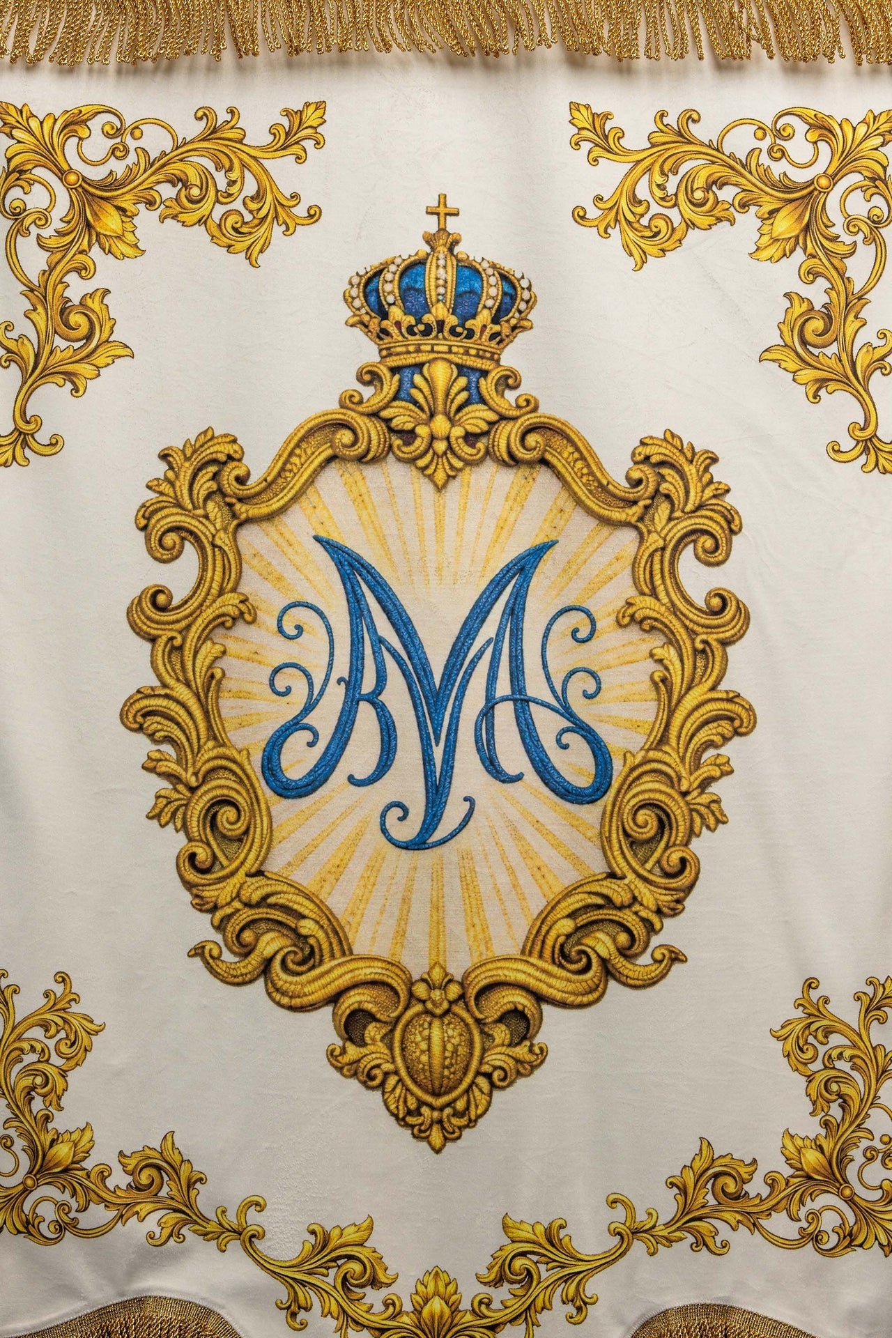 Doppelseitig bedruckte marianische liturgische Fahne mit Herzsymbol und Marienmonogramm