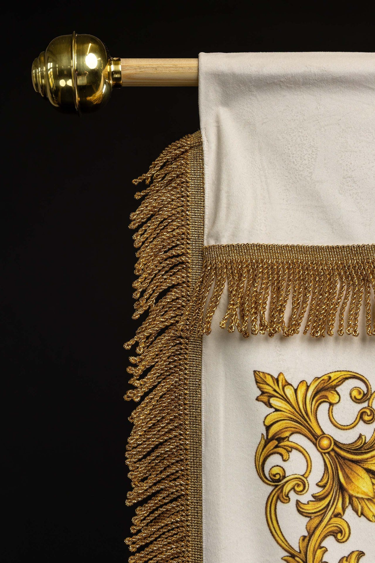 Doppelseitig bedruckte marianische liturgische Fahne mit Herzsymbol und Marienmonogramm