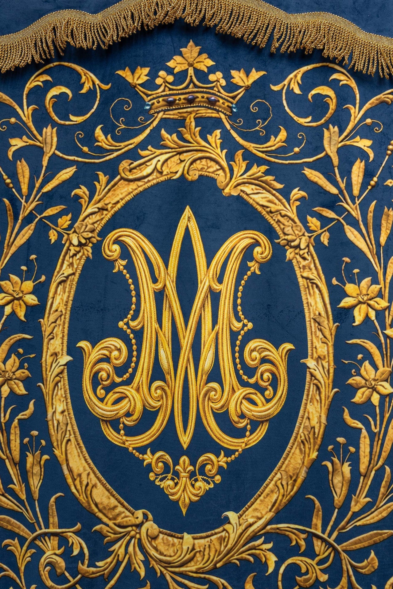 Doppelseitig bedruckte liturgische Fahne mit der Darstellung der Unbefleckten Gottesmutter und Marienmonogramm