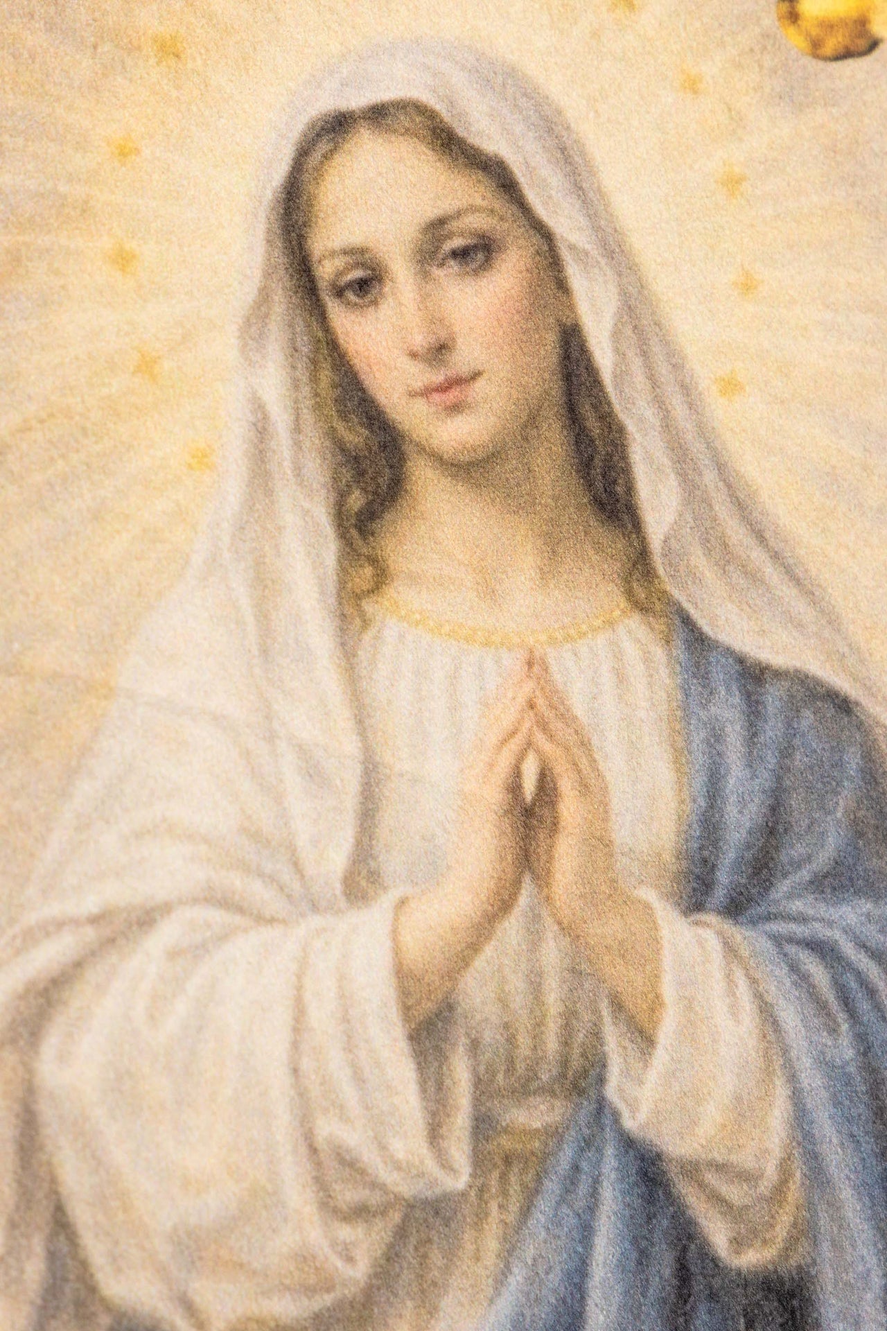 Doppelseitig bedruckte liturgische Fahne mit der Darstellung der Unbefleckten Gottesmutter und Marienmonogramm