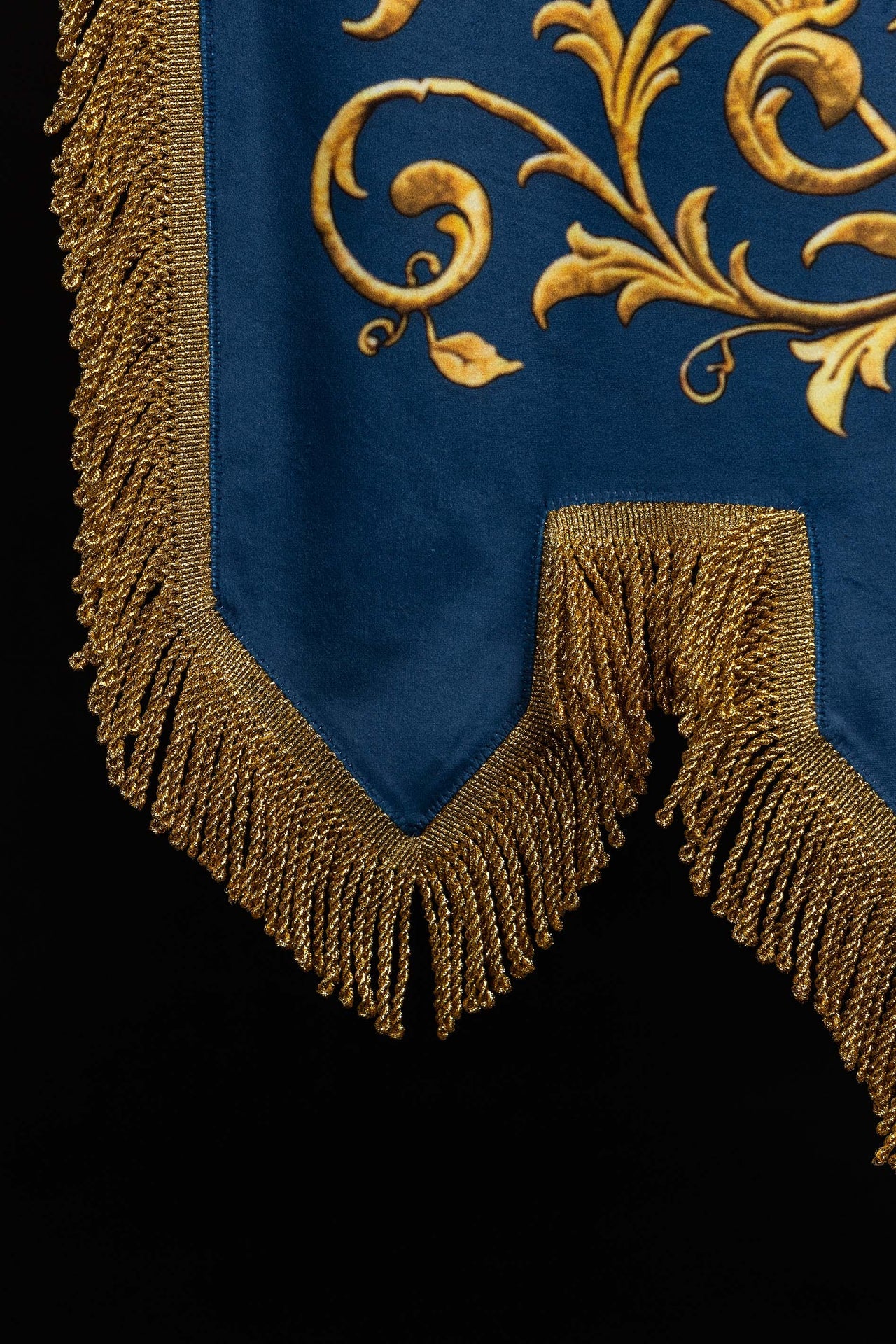 Doppelseitig bedruckte liturgische Fahne mit der Darstellung der Unbefleckten Gottesmutter und Marienmonogramm