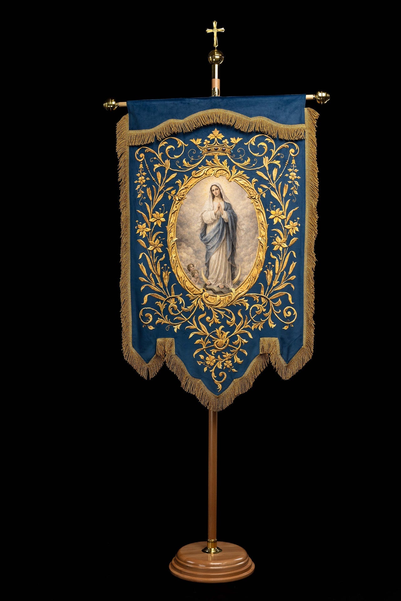 Doppelseitig bedruckte liturgische Fahne mit der Darstellung der Unbefleckten Gottesmutter und Marienmonogramm