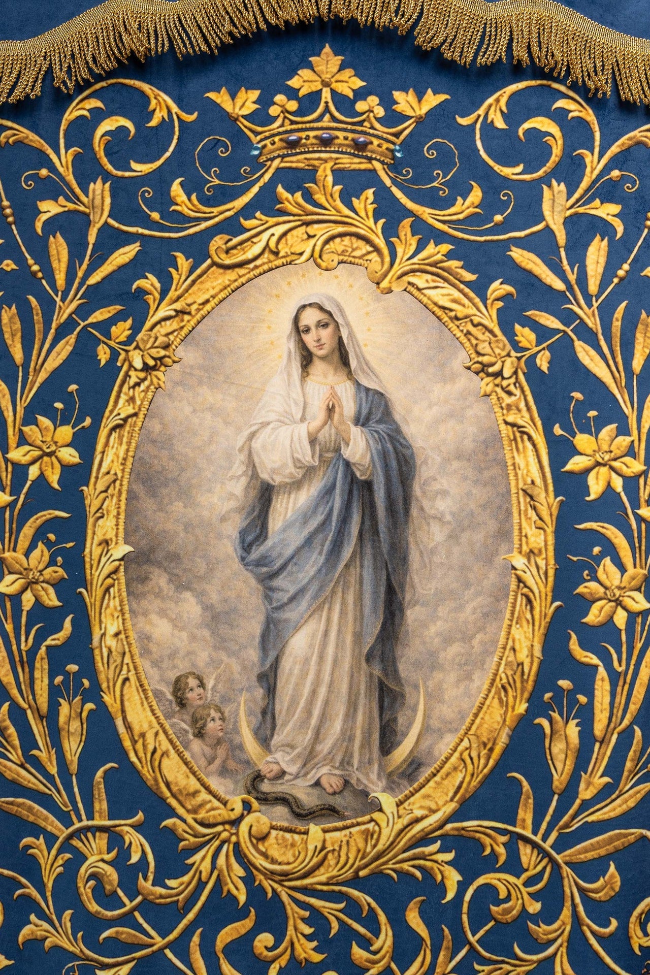 Doppelseitig bedruckte liturgische Fahne mit der Darstellung der Unbefleckten Gottesmutter und Marienmonogramm