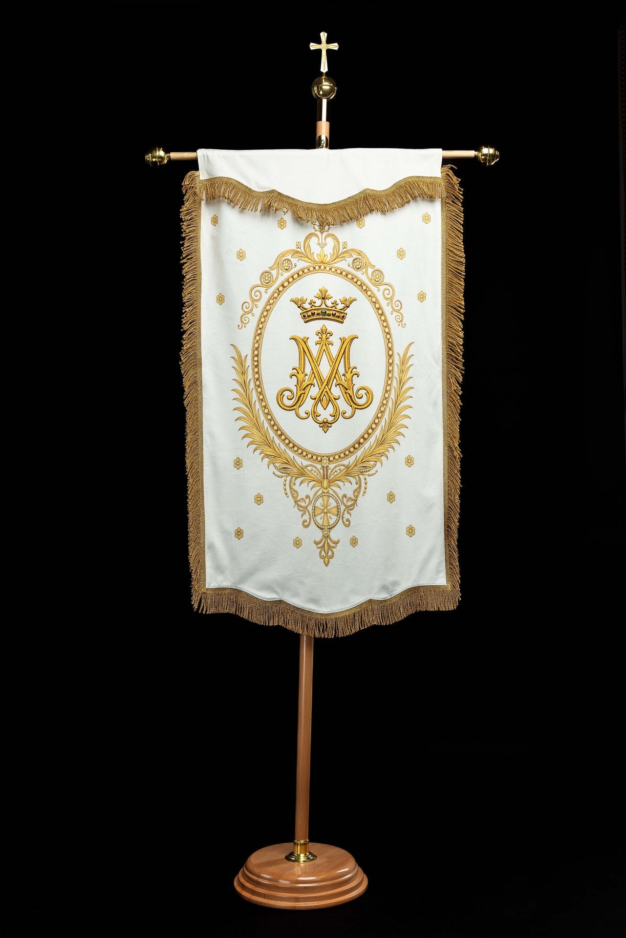 Doppelseitig bedruckte liturgische Fahne mit der Darstellung der Gottesmutter Mariä Himmelfahrt und Marienmonogramm