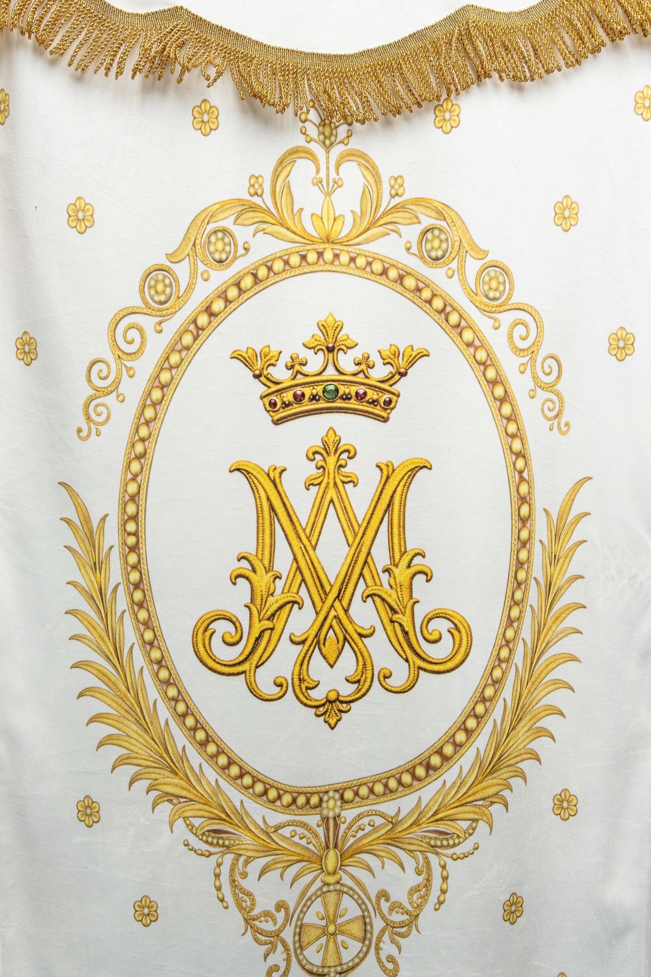 Doppelseitig bedruckte liturgische Fahne mit der Darstellung der Gottesmutter Mariä Himmelfahrt und Marienmonogramm