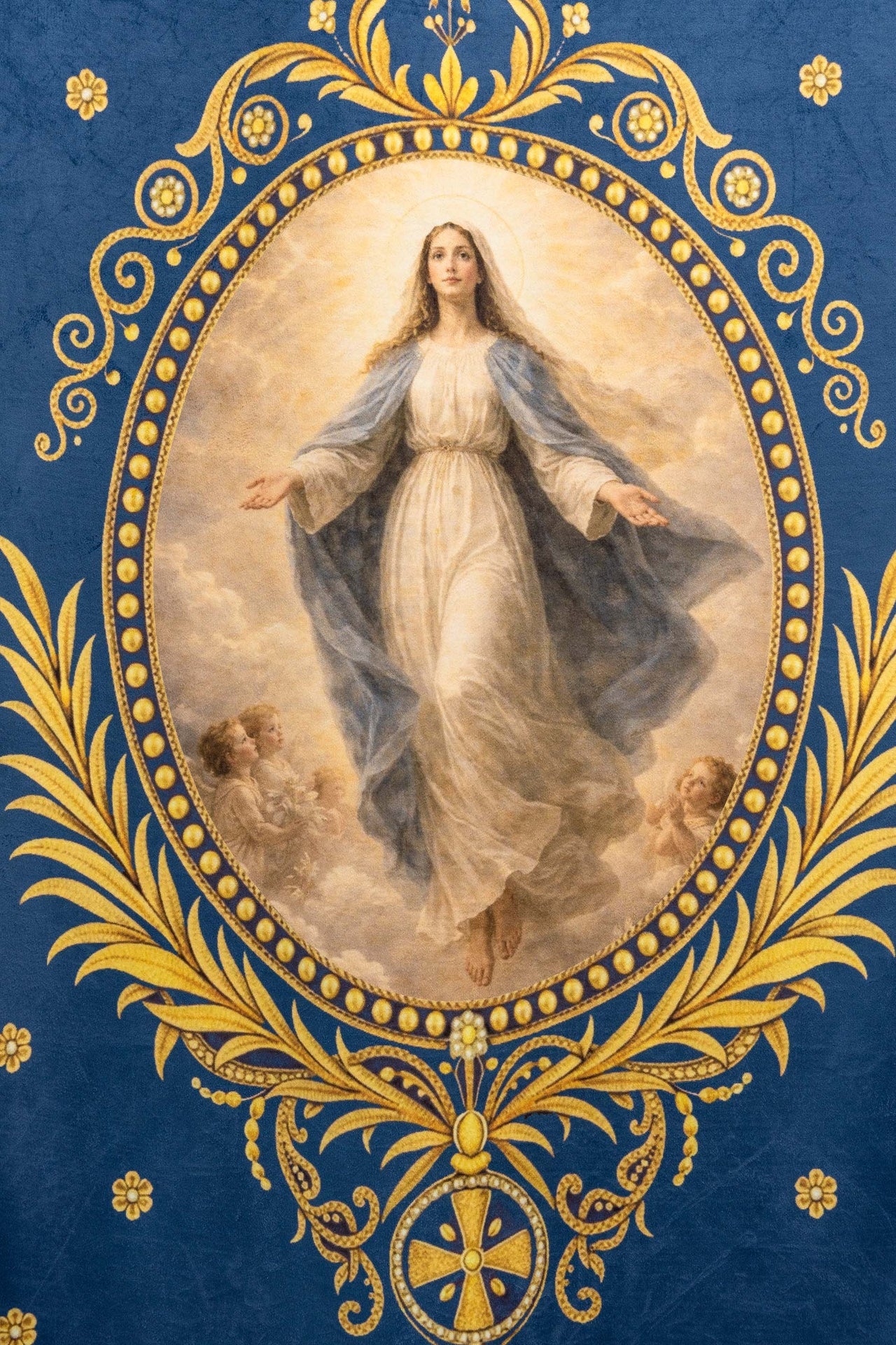 Doppelseitig bedruckte liturgische Fahne mit der Darstellung der Gottesmutter Mariä Himmelfahrt und Marienmonogramm