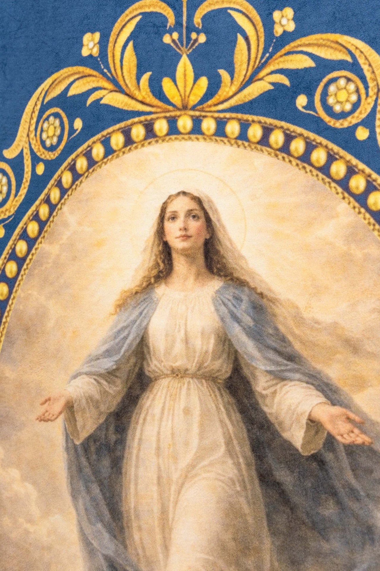 Doppelseitig bedruckte liturgische Fahne mit der Darstellung der Gottesmutter Mariä Himmelfahrt und Marienmonogramm