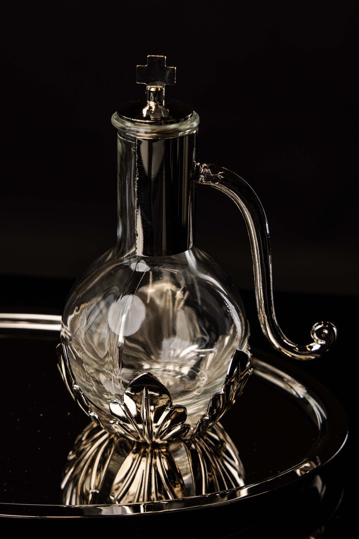 Liturgische Messkännchen mit versilbertem Tablett aus Messing