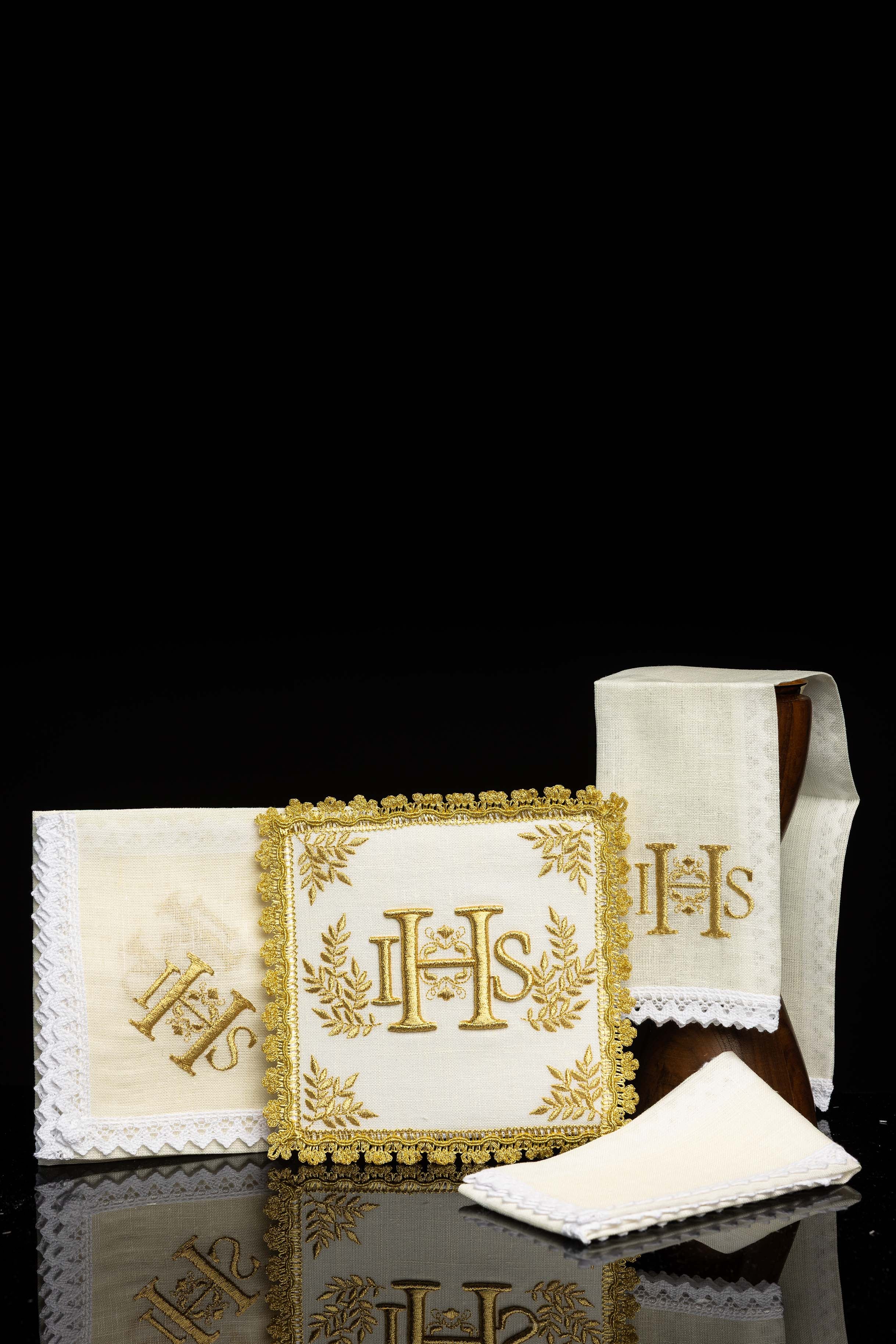 Kelchwäsche-Set in Weiß mit IHS-Goldstickerei und quadratischer Palla