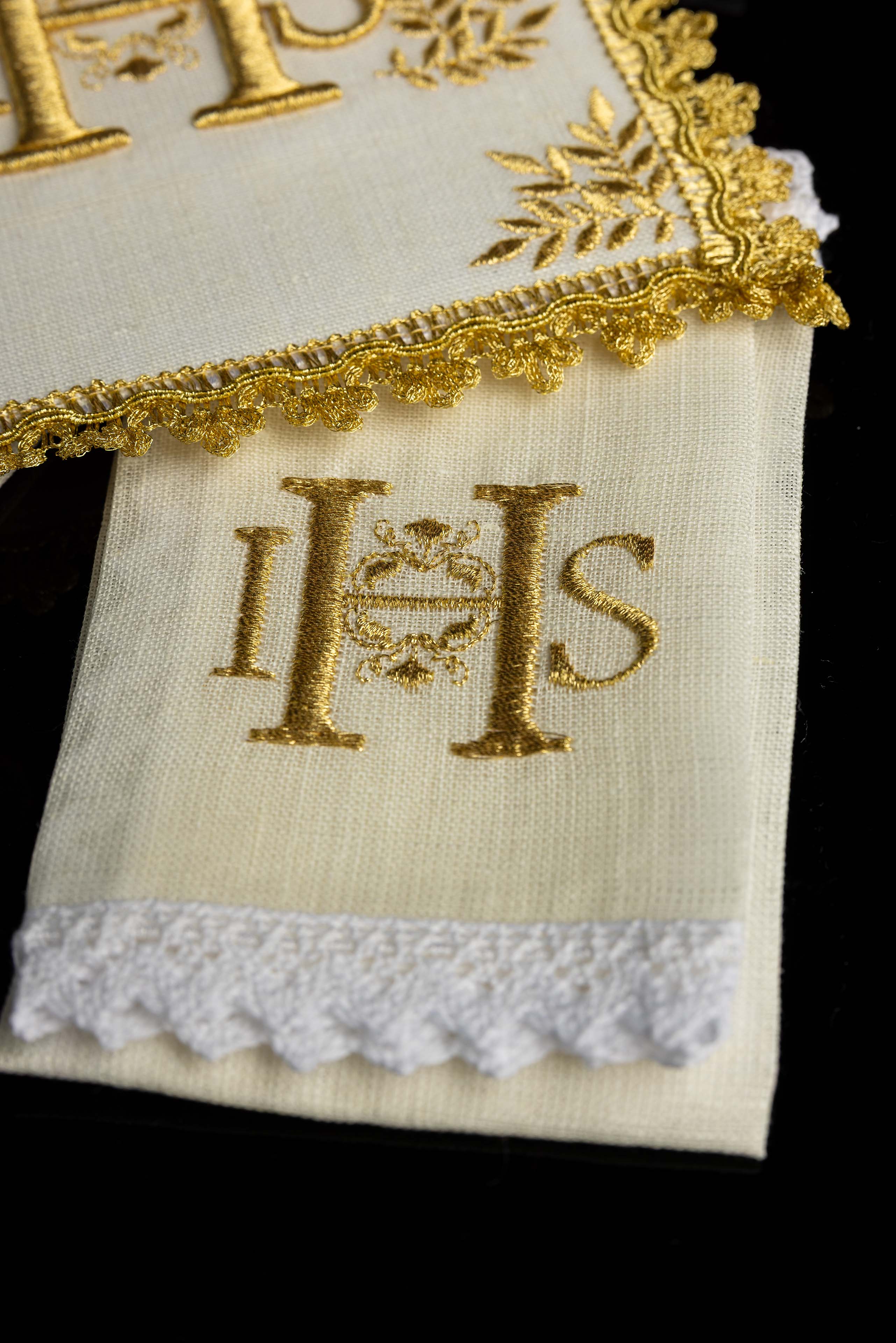 Kelchwäsche-Set in Weiß mit IHS-Goldstickerei und quadratischer Palla