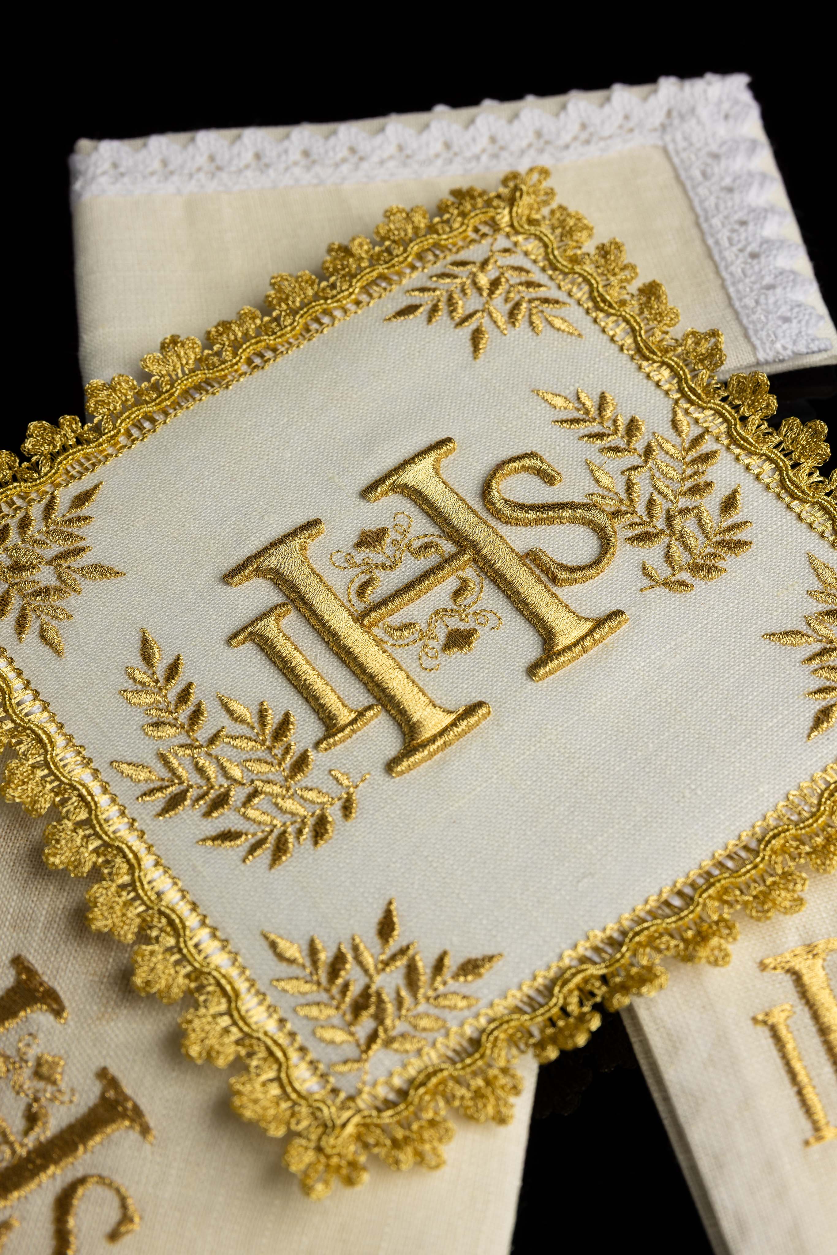 Kelchwäsche-Set in Weiß mit IHS-Goldstickerei und quadratischer Palla