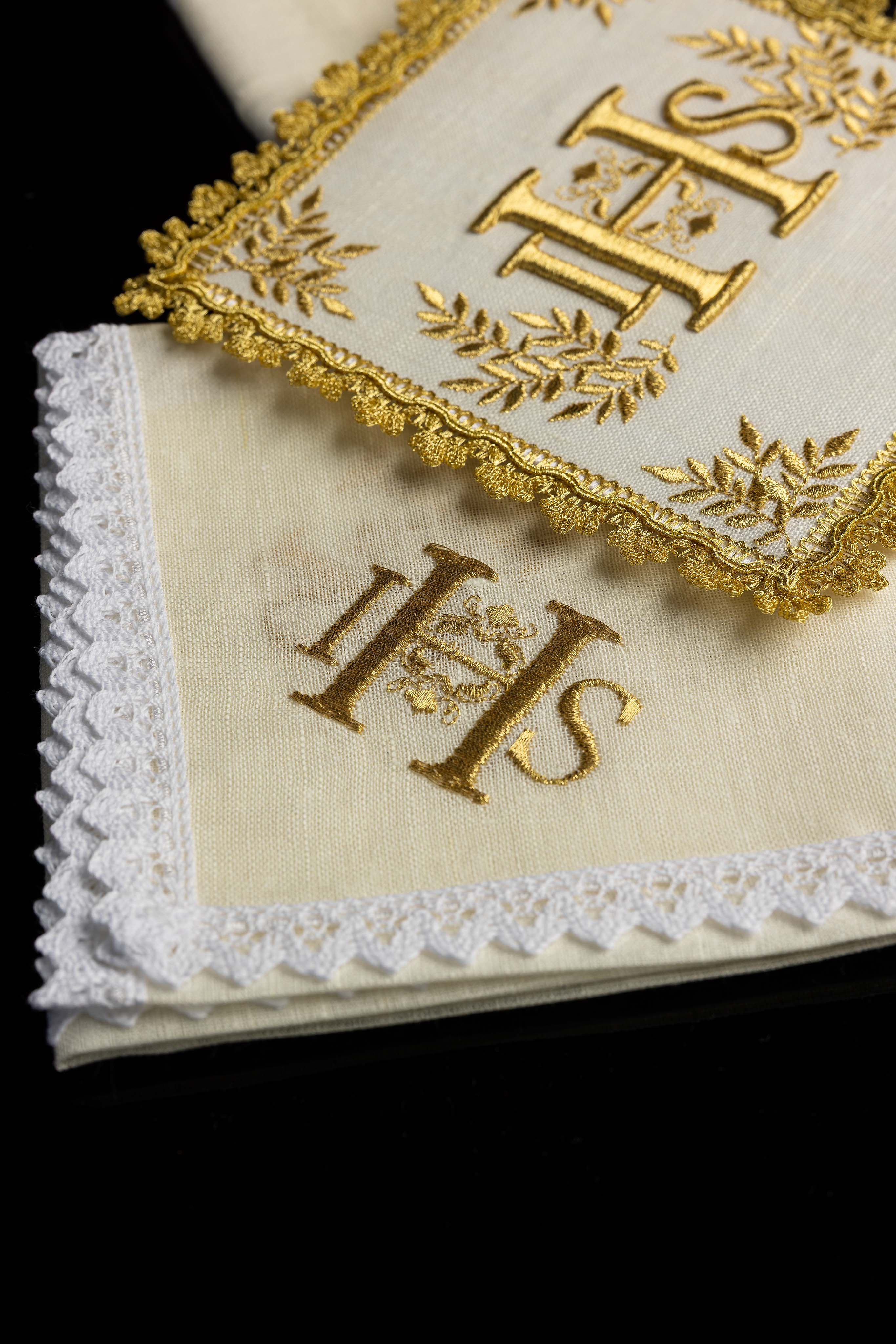 Kelchwäsche-Set in Weiß mit IHS-Goldstickerei und quadratischer Palla
