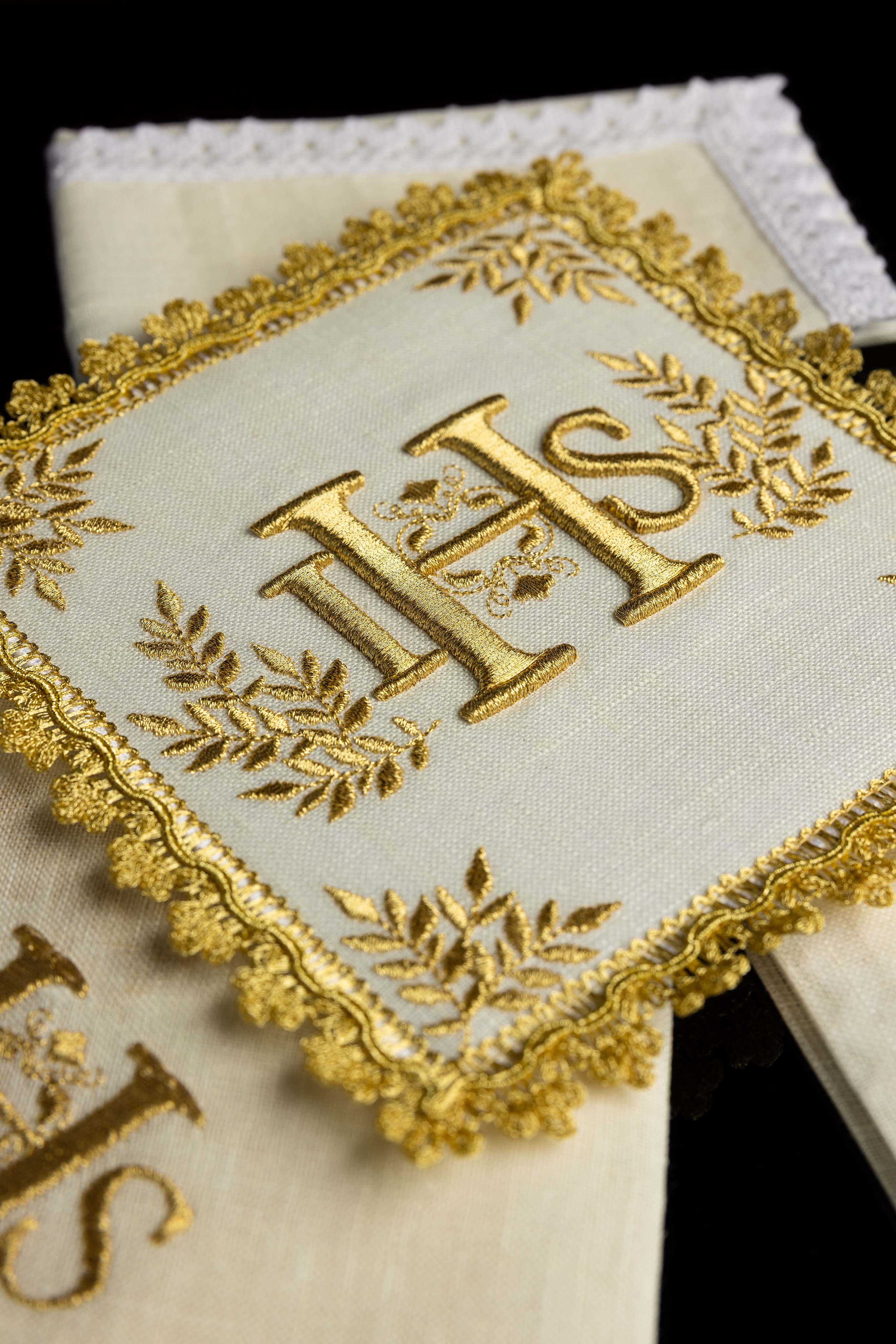 Kelchwäsche-Set in Weiß mit IHS-Goldstickerei und quadratischer Palla