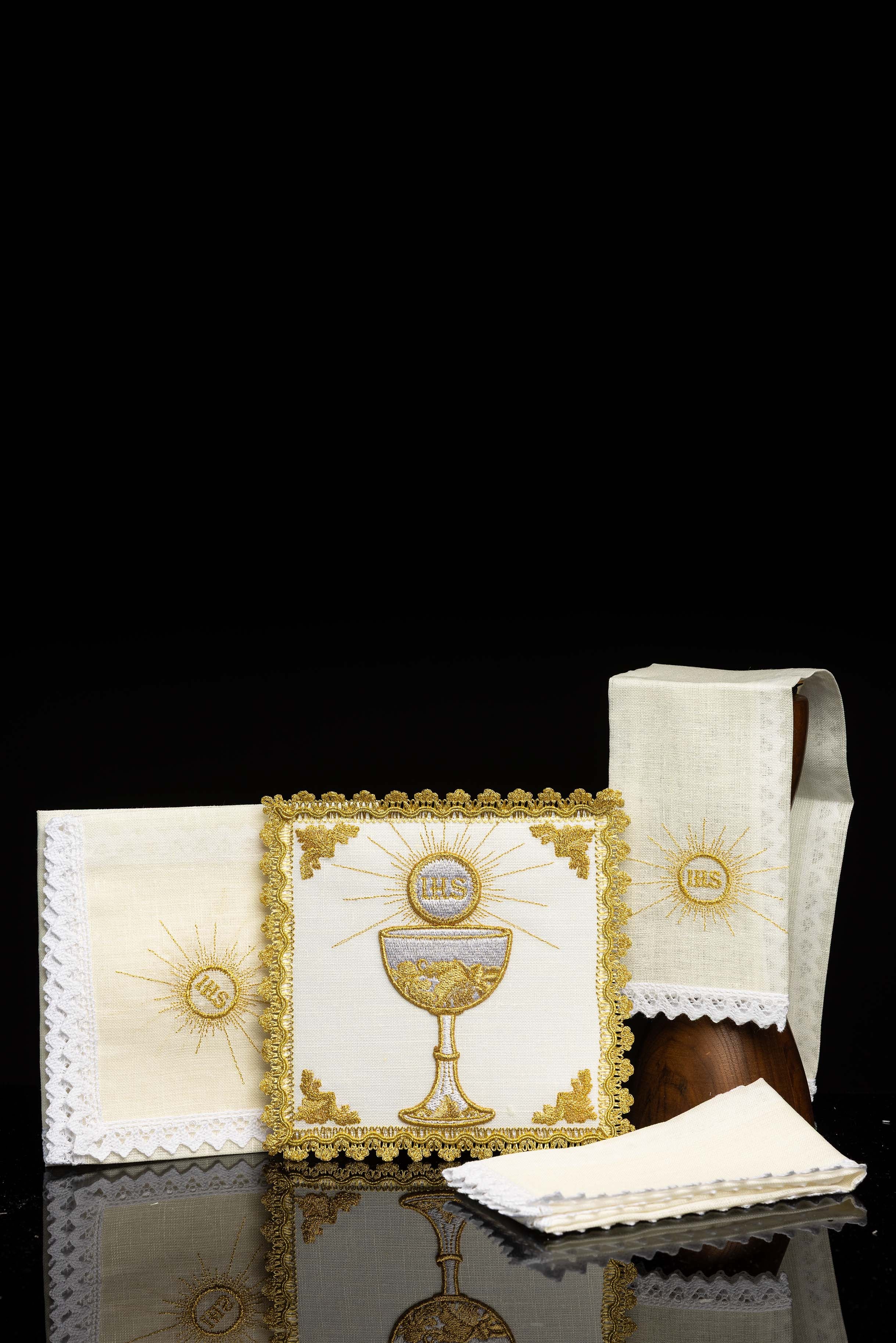 Kelchwäsche-Set in Naturweiß mit goldenem Kelchmotiv und Goldrand