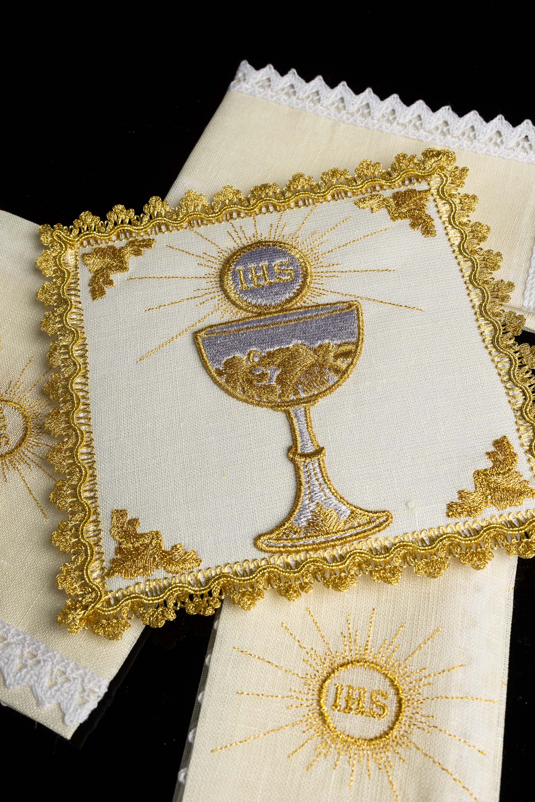 Kelchwäsche-Set in Naturweiß mit goldenem Kelchmotiv und Goldrand