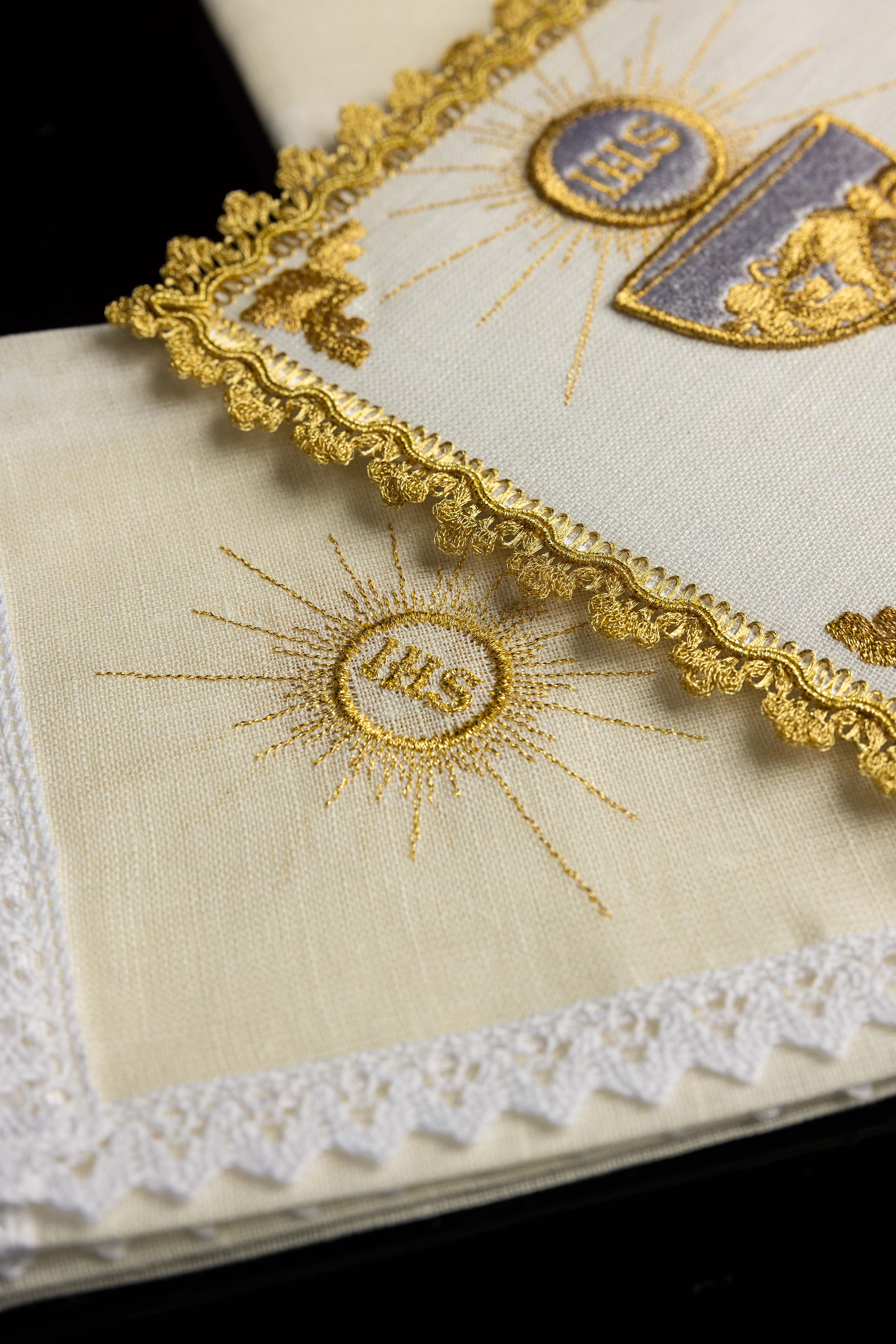 Kelchwäsche-Set in Naturweiß mit goldenem Kelchmotiv und Goldrand