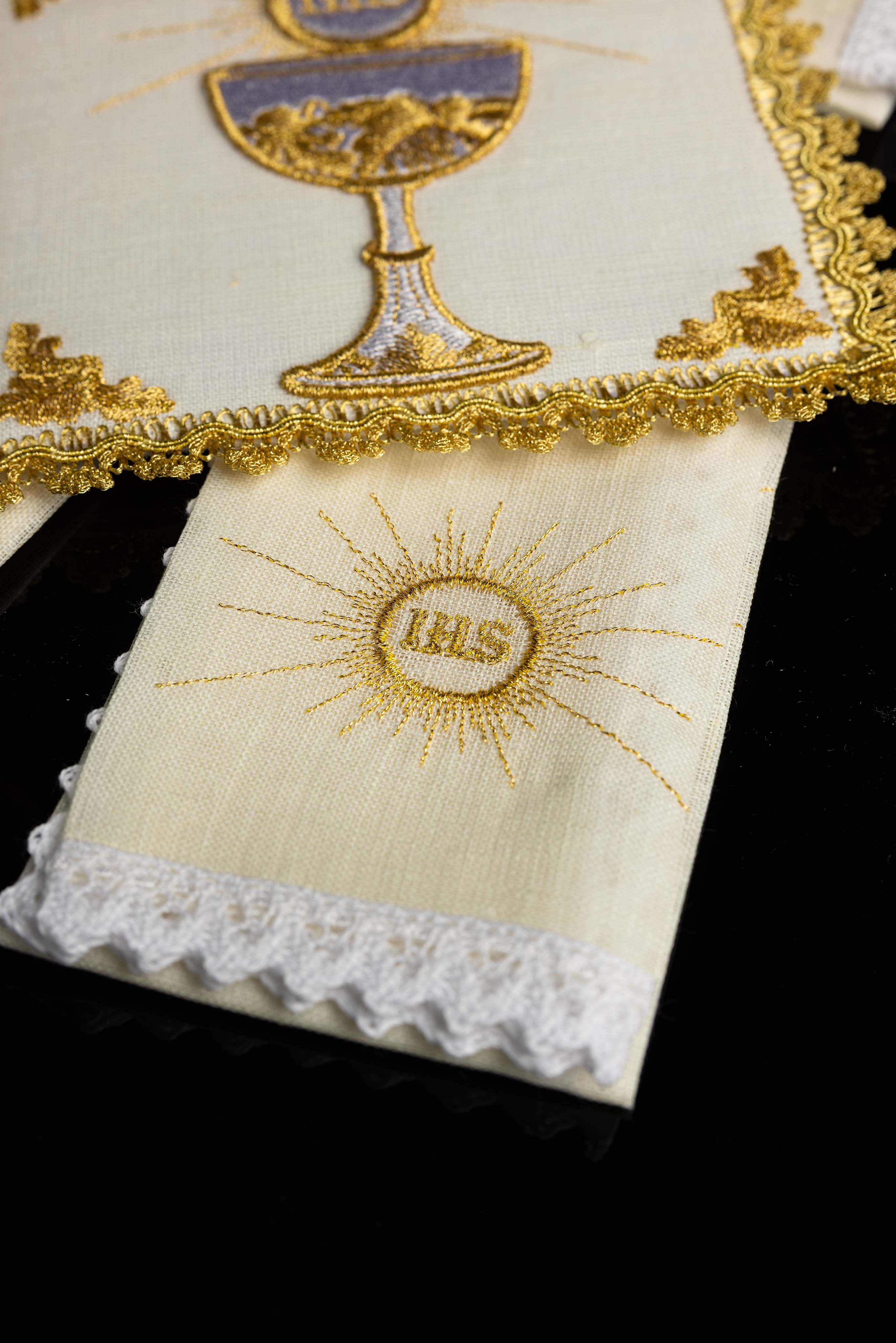 Kelchwäsche-Set in Naturweiß mit goldenem Kelchmotiv und Goldrand