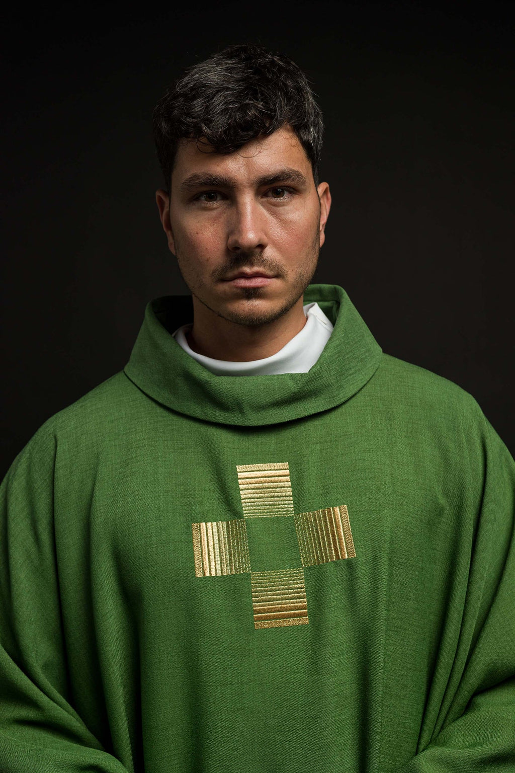 Ornat z haftowanymi Krzyżami w kolorze zielonym - ORNATY.PL