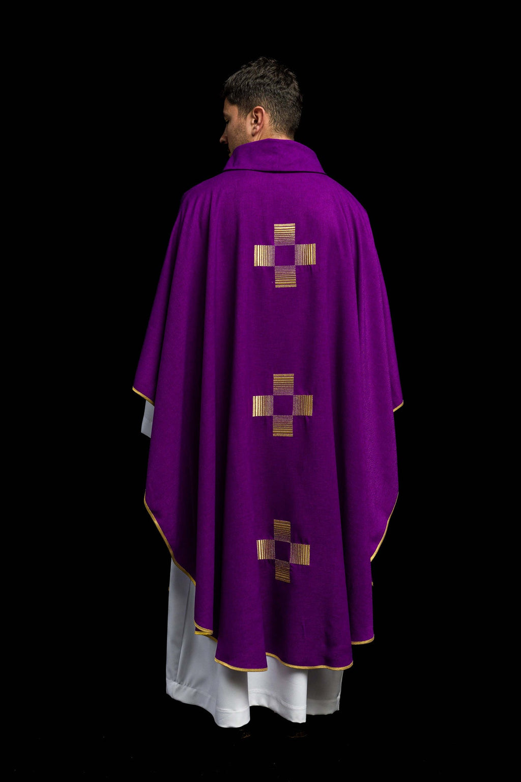 Ornat z haftowanymi Krzyżami w kolorze fioletowym - ORNATY.PL