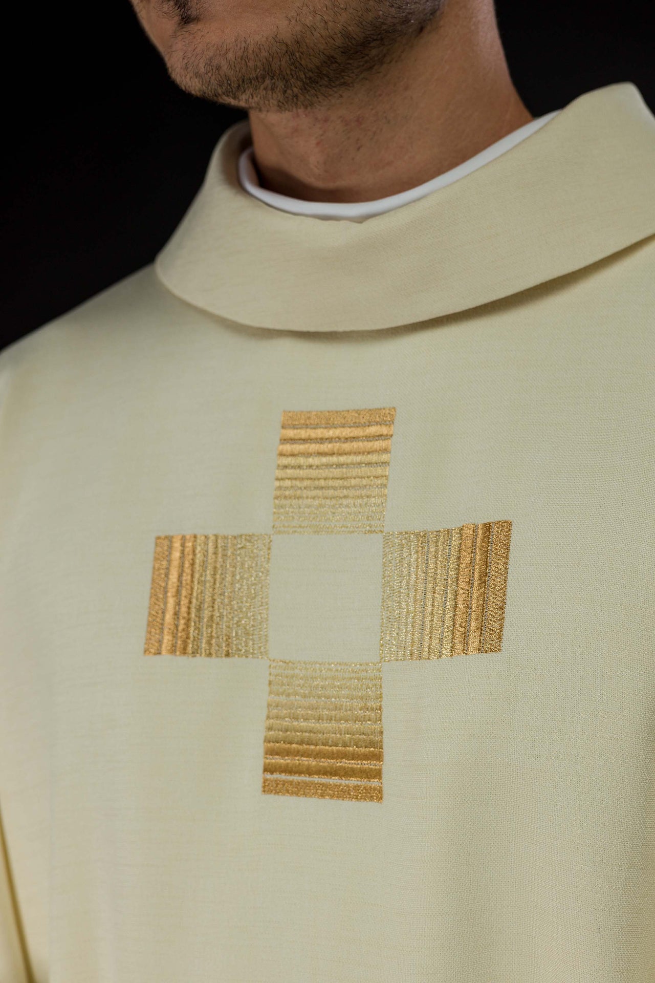Messgewand mit gestickten goldenen Kreuzen