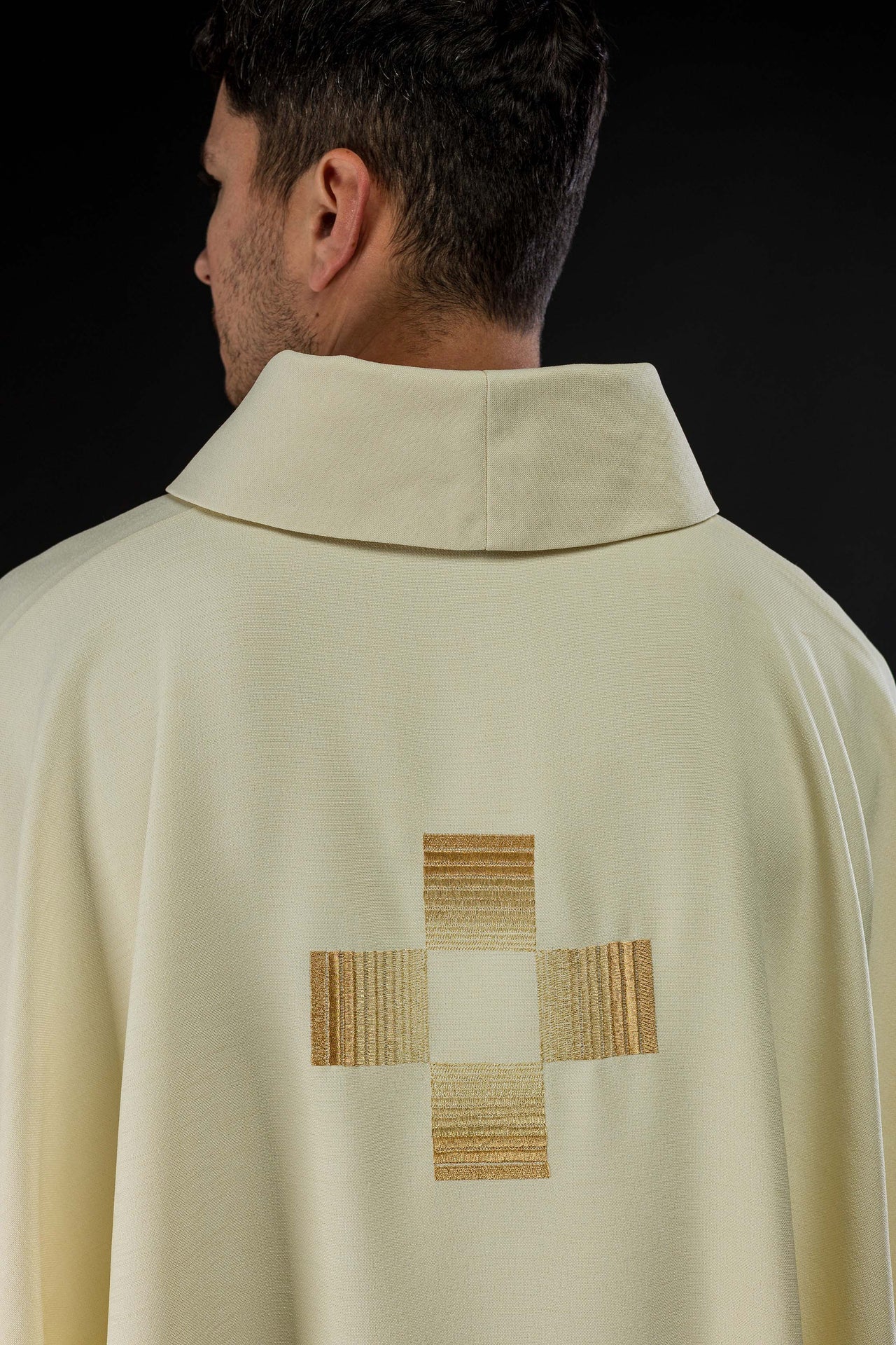 Messgewand mit gestickten goldenen Kreuzen