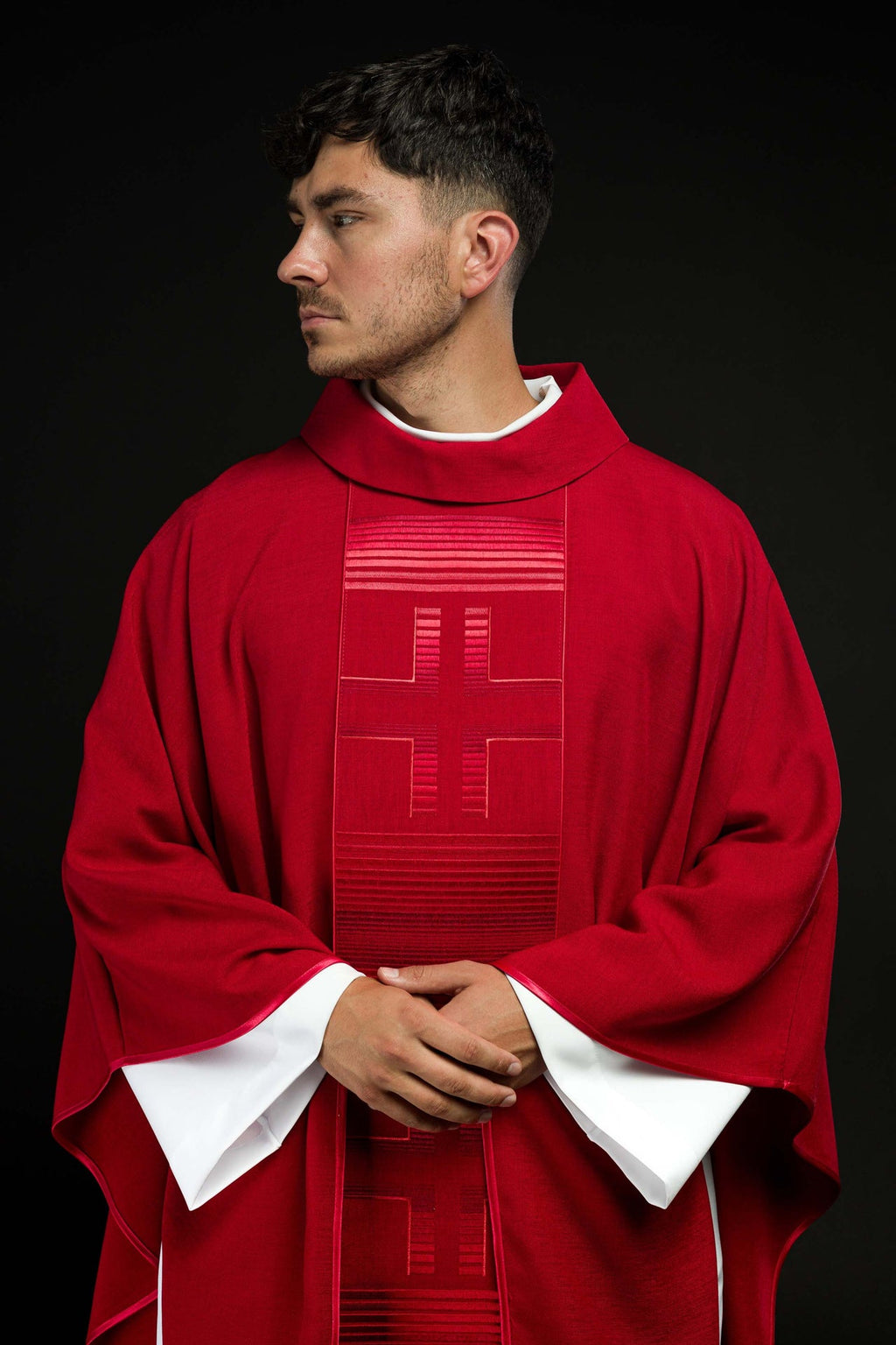 Ornat haftowany z Krzyżami w kolorze czerwonym - ORNATY.PL