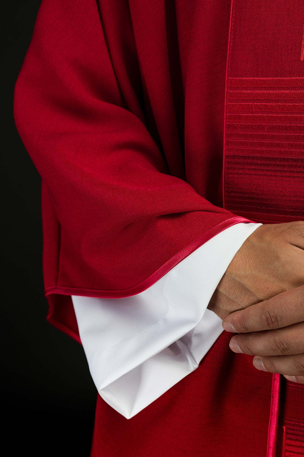 Ornat haftowany z Krzyżami w kolorze czerwonym - ORNATY.PL