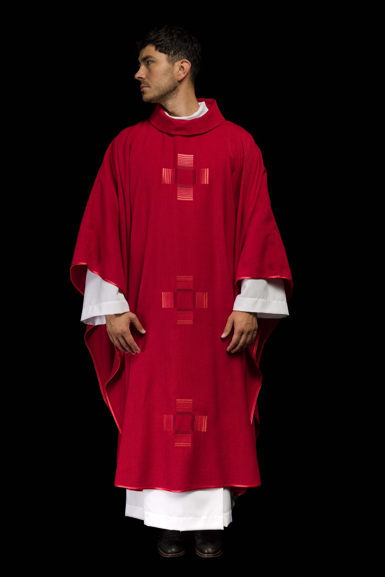 Czerwony ornat haftowanymi krzyżami - ORNATY.PL