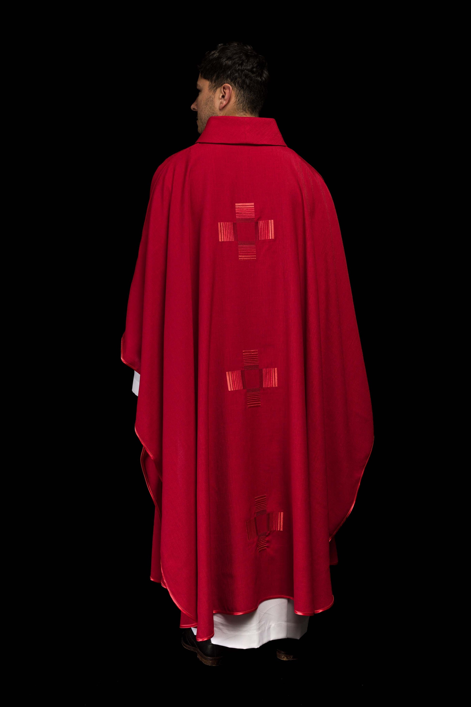 Rotes Messgewand mit gestickten Kreuzen