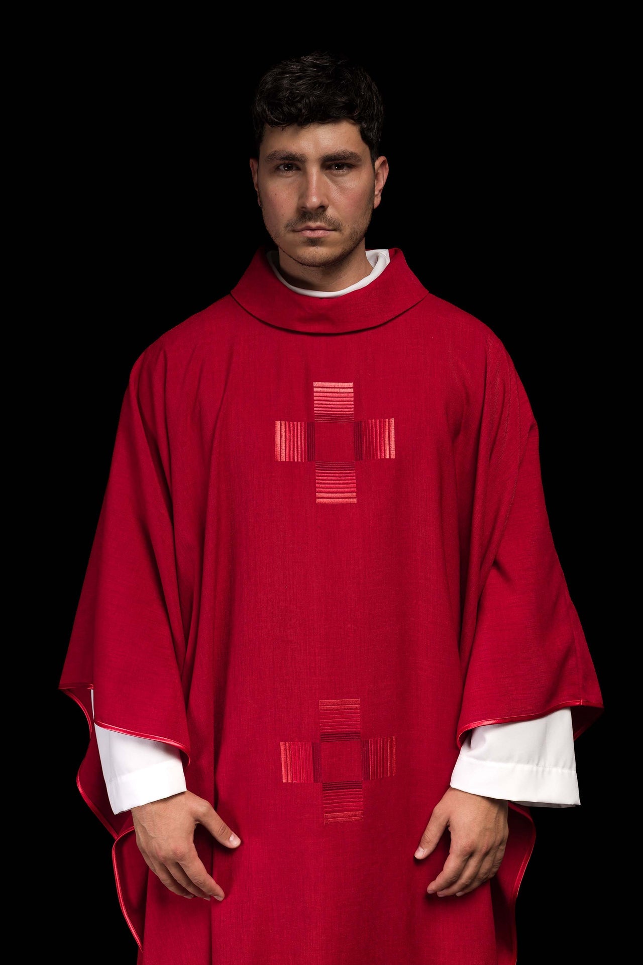 Czerwony ornat haftowanymi krzyżami - ORNATY.PL