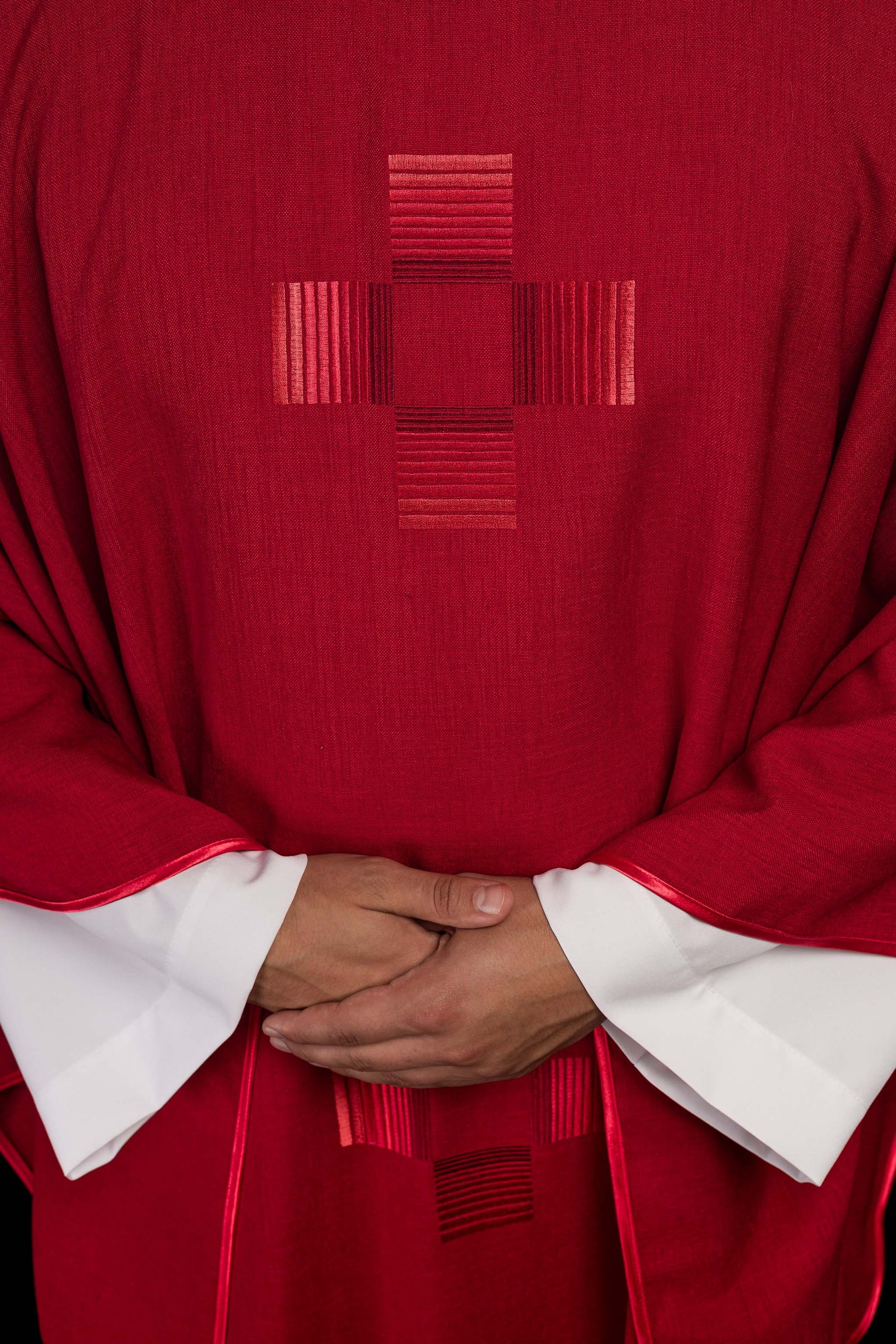Rotes Messgewand mit gestickten Kreuzen