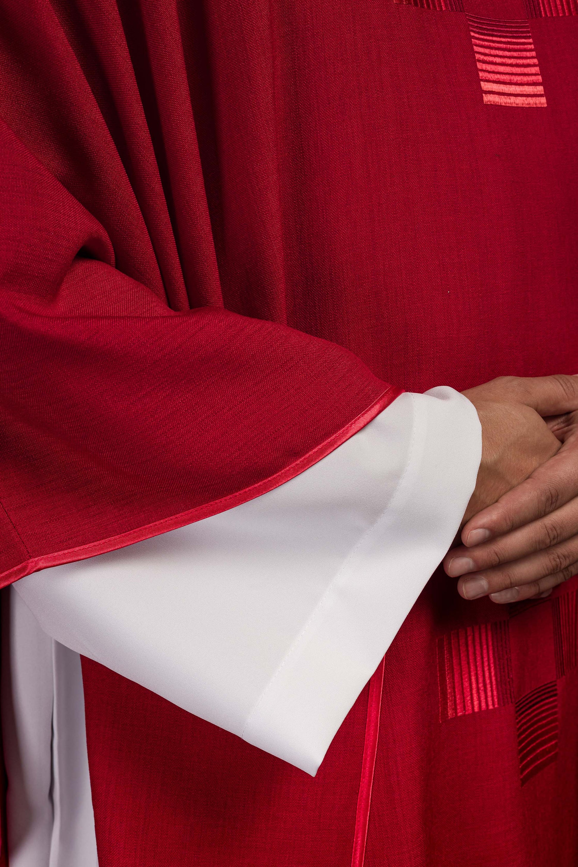Rotes Messgewand mit gestickten Kreuzen