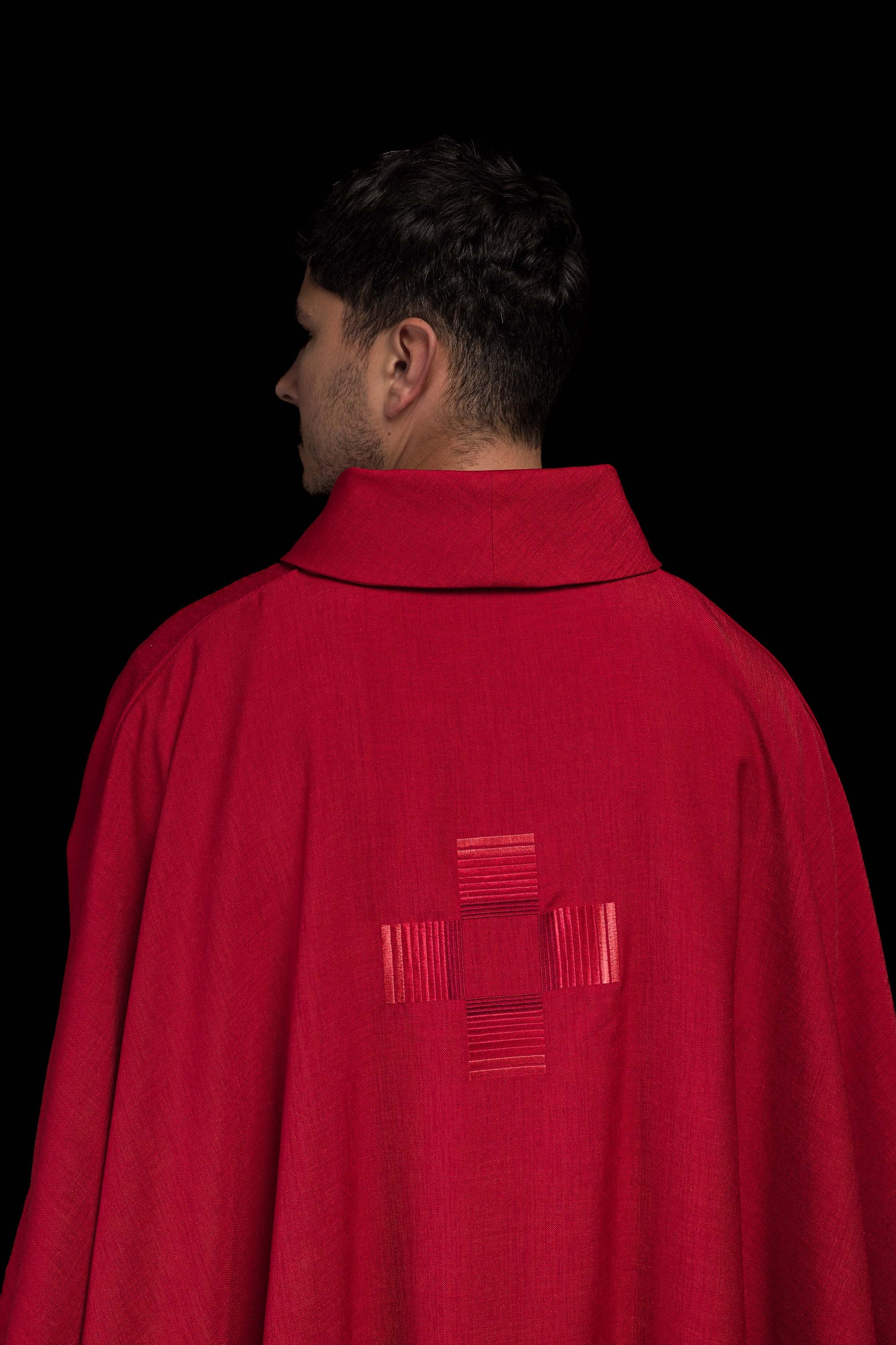 Rotes Messgewand mit gestickten Kreuzen