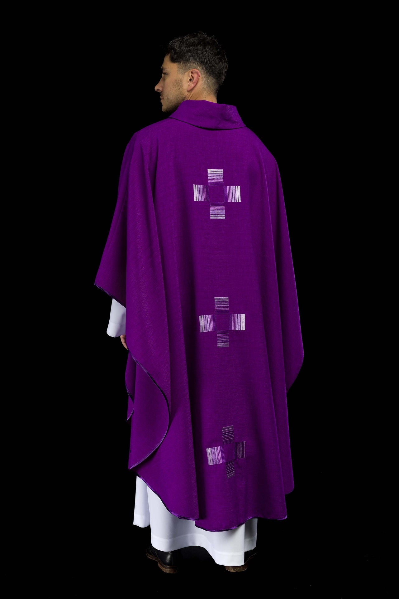 Fioletowy ornat haftowanymi krzyżami - ORNATY.PL