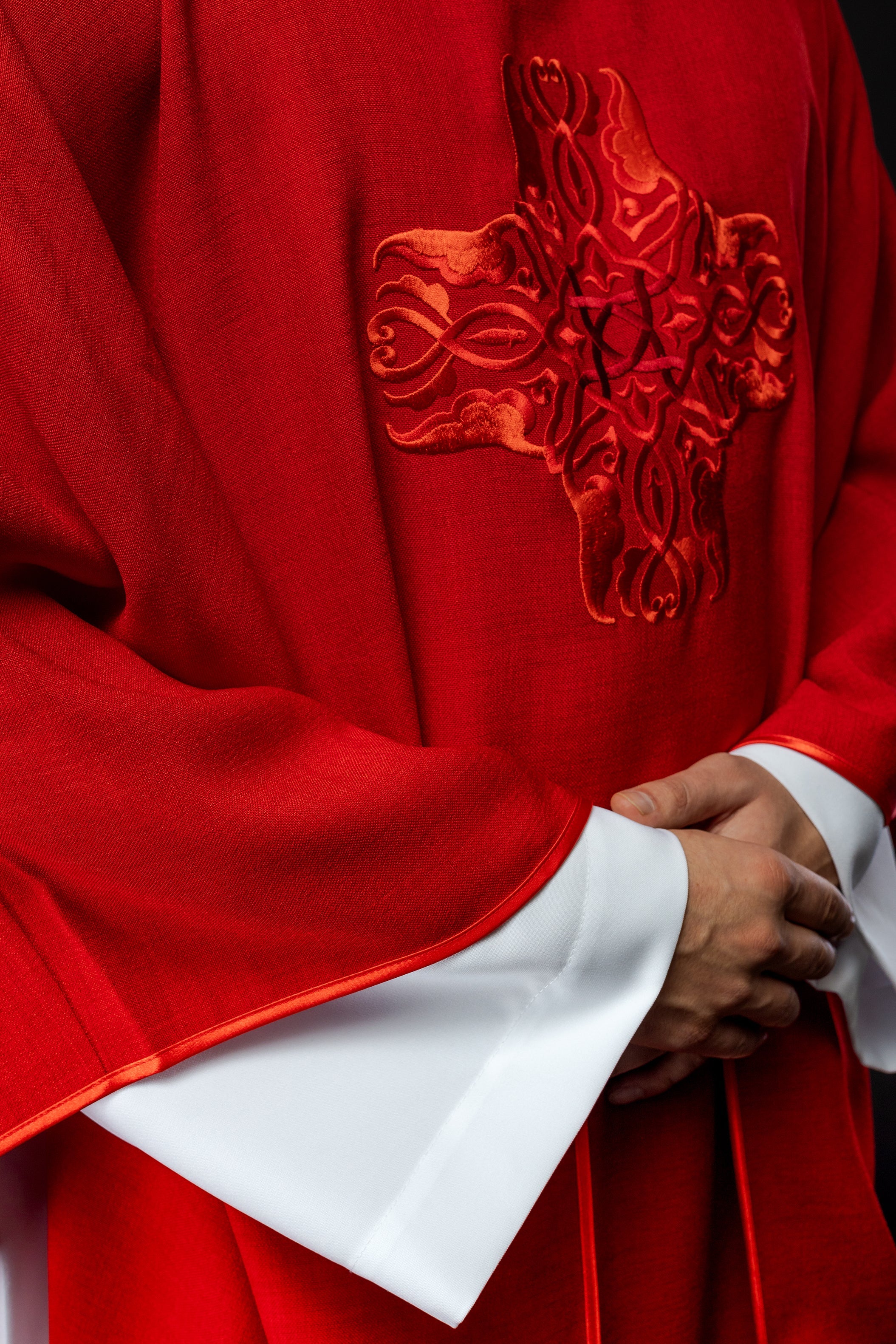 Rotes Messgewand mit Stickerei des Kreuzes