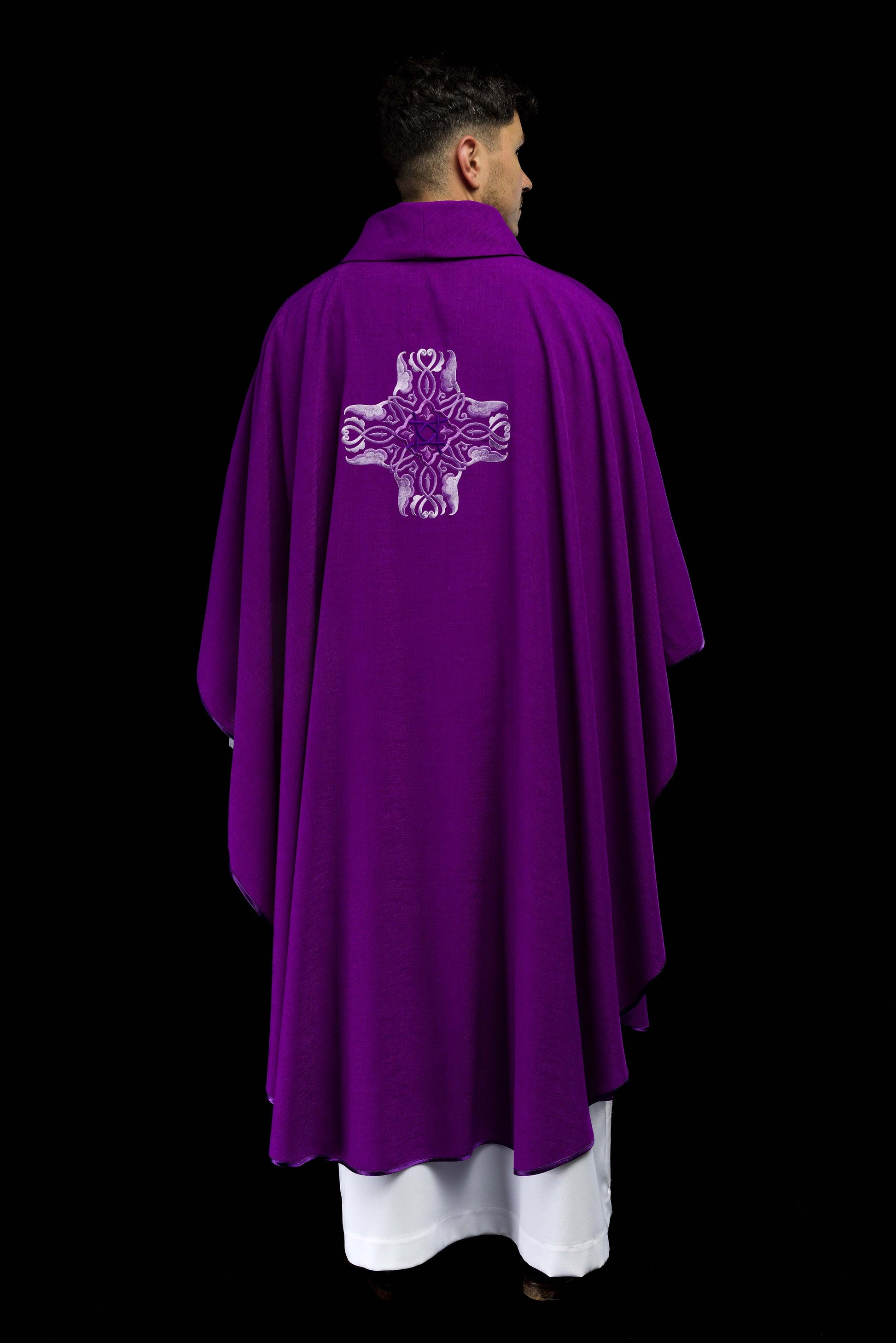 Lila Messgewand mit Stickerei des Kreuzes
